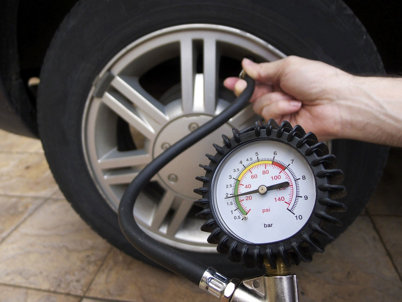 Tránh tuyệt đối để áp suất lốp ô tô bị quá thấp | Bridgestone Việt Nam.