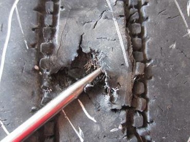 Hình ảnh mặt lốp bị tách lốp do vá lốp không đúng cách