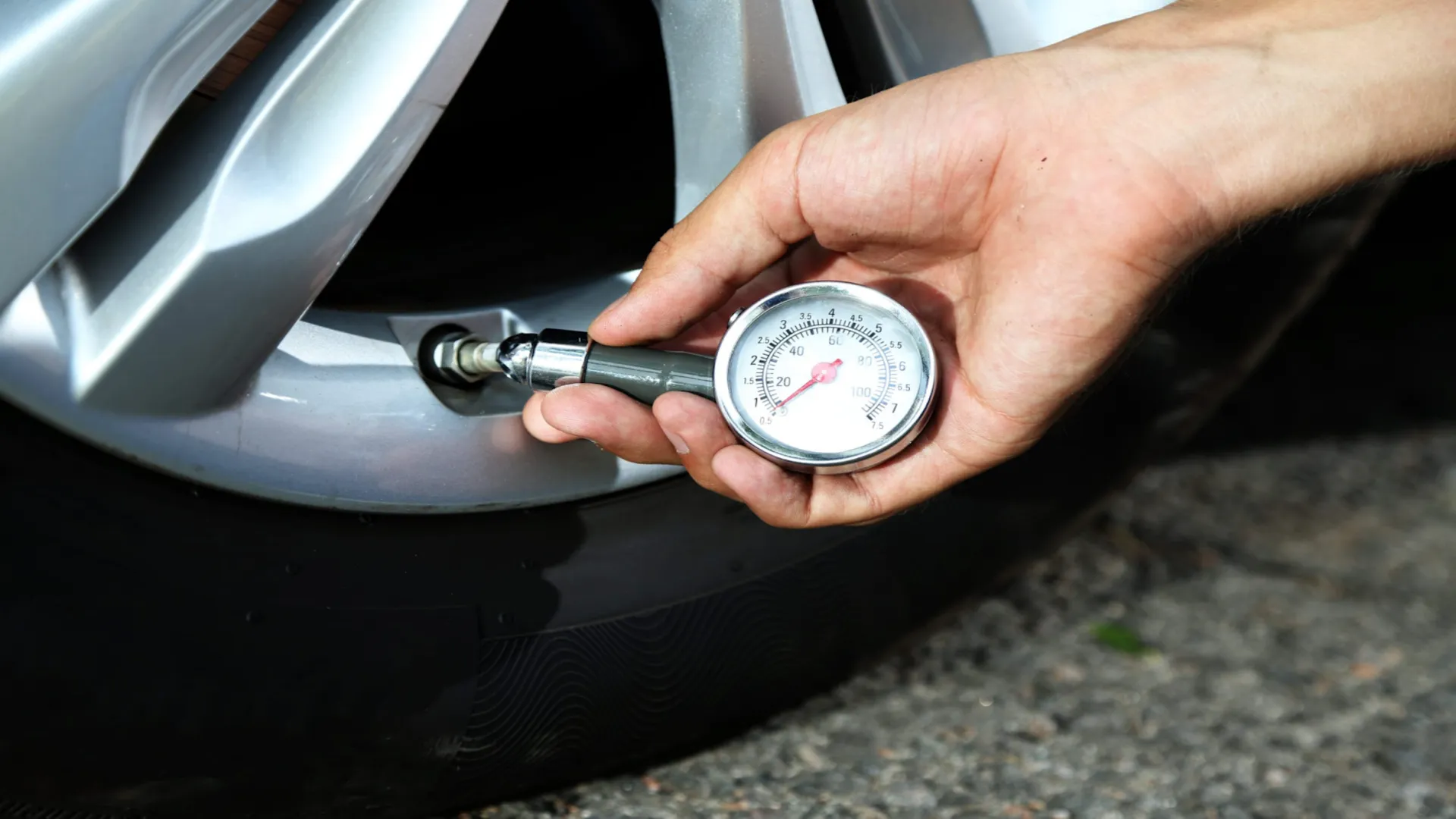 1 lít xăng đi được bao nhiêu km 2 Kiểm tra và duy trì áp suất lốp