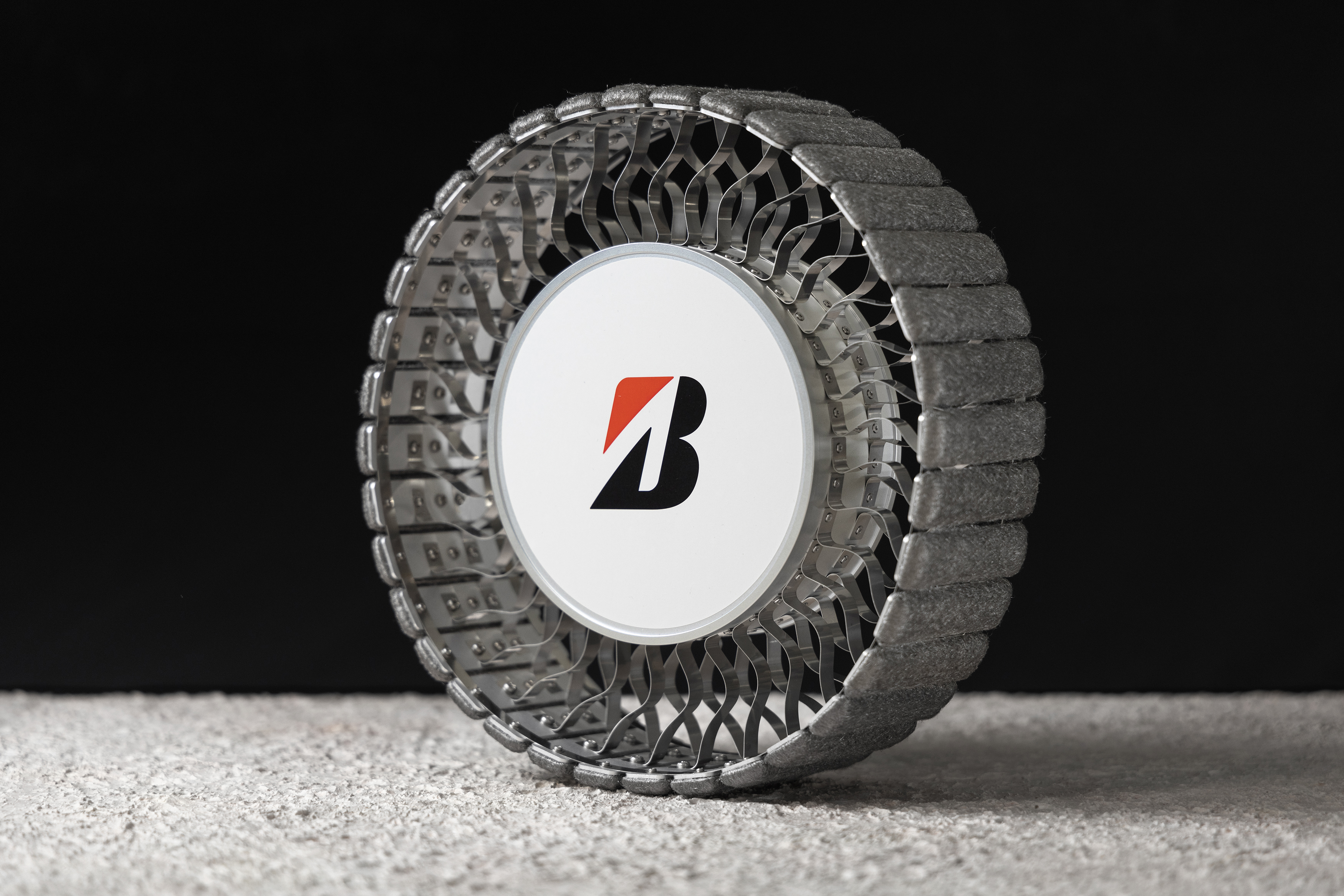 Mo-hinh-y-tuonng-cua-lop-xe-tu-hanh-tren-mat-trang-Bridgestone