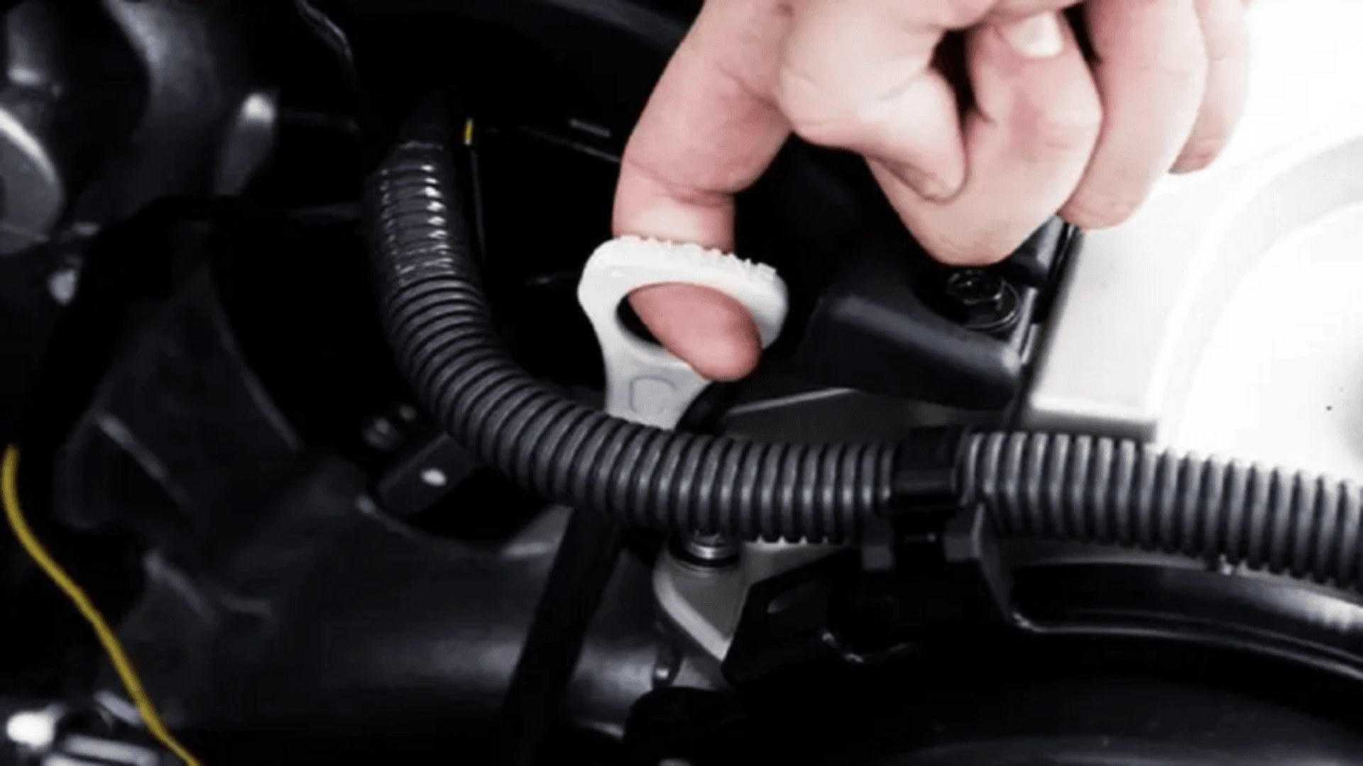 bảo dưỡng xe oto 6 Quy trình bảo dưỡng xe ô tô - Kiểm tra mức dầu hộp số, lọc xăng, nước làm mát, dầu phanh, nước rửa kính