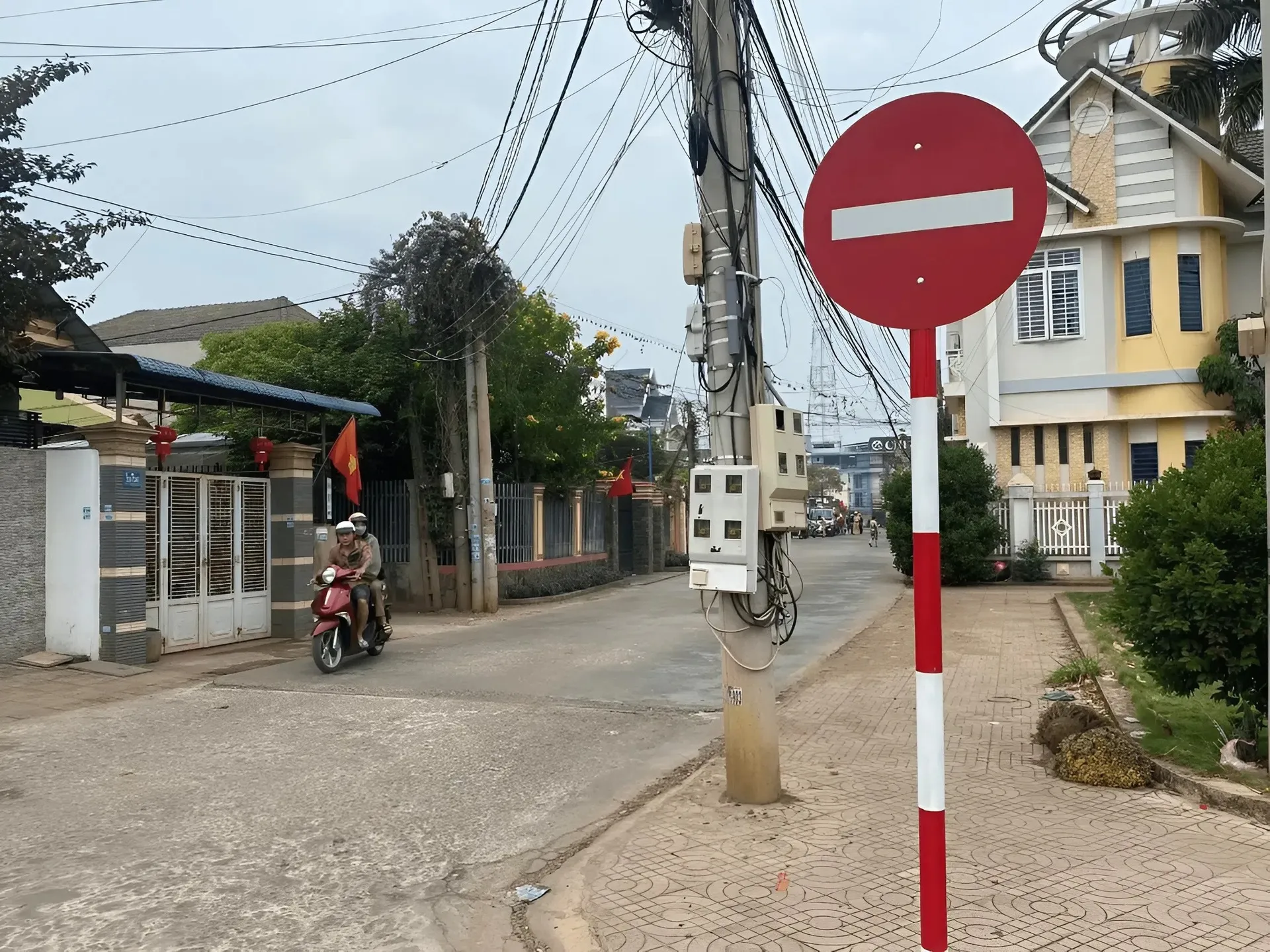 Đặc điểm nhận biết biển báo cấm đi ngược chiều