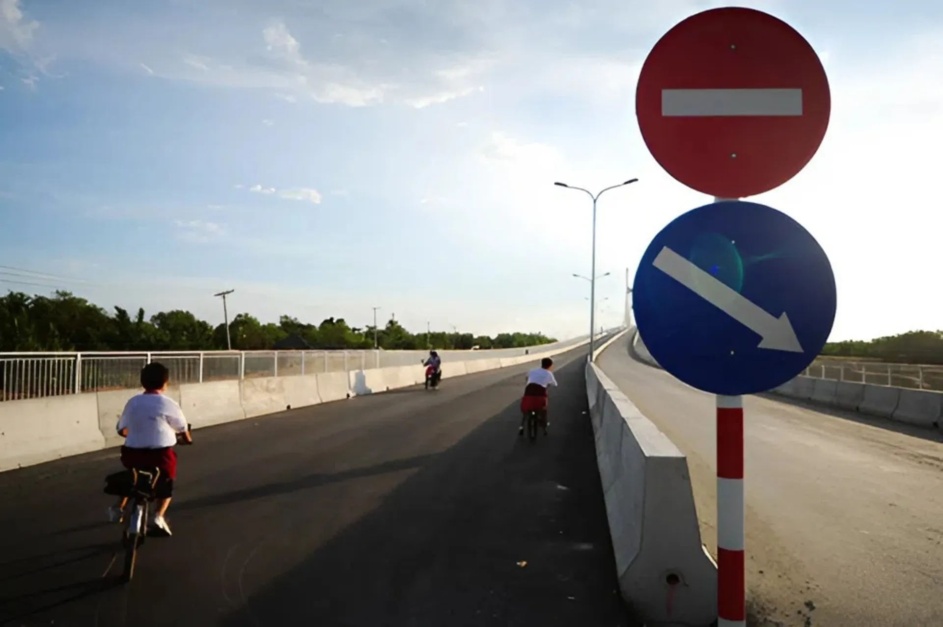 Biển báo cấm đi ngược chiều có biển phụ