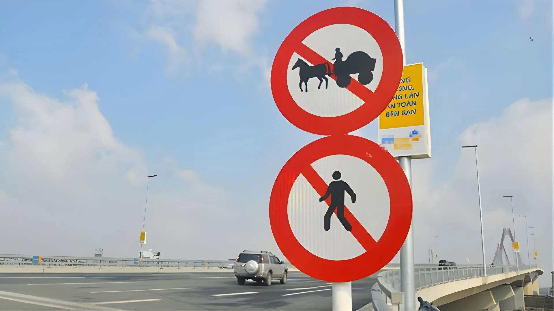 Biển báo cấm người đi bộ có ý nghĩa gì