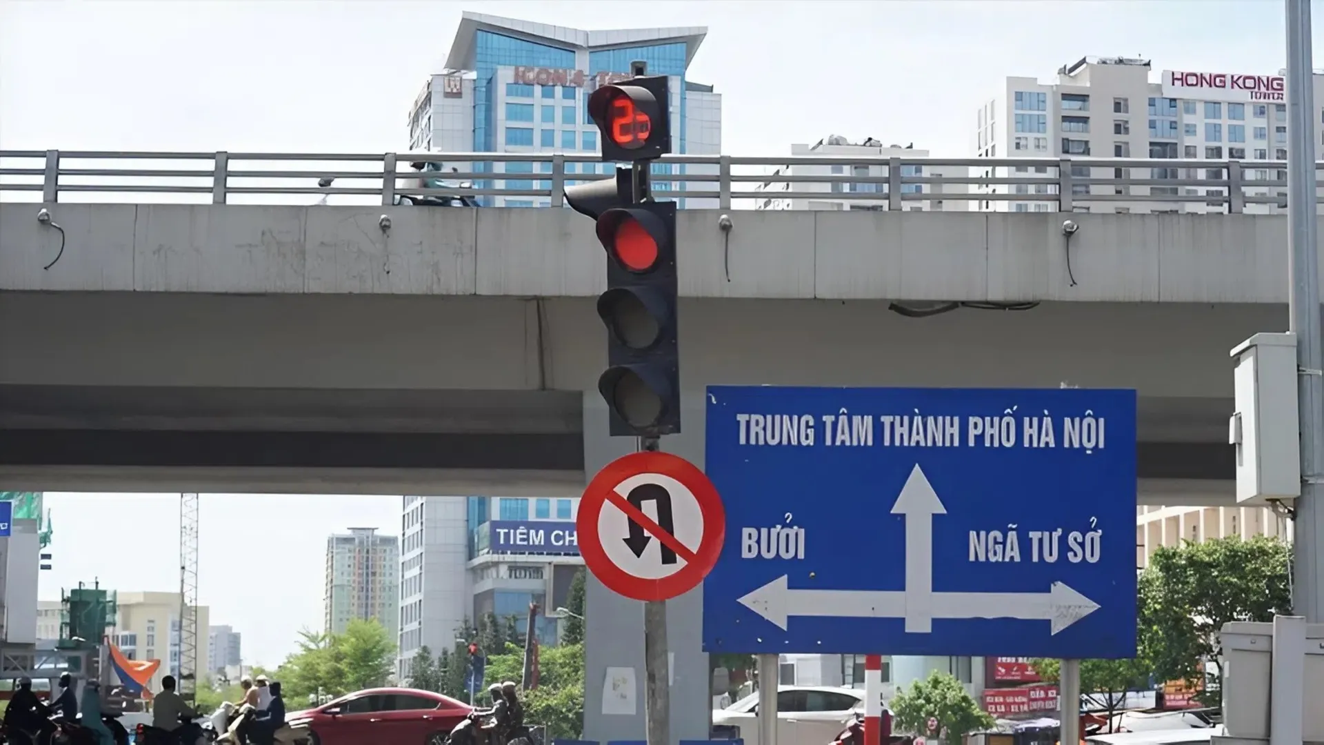 Đoạn đường lưu thông có biển báo cấm quay đầu