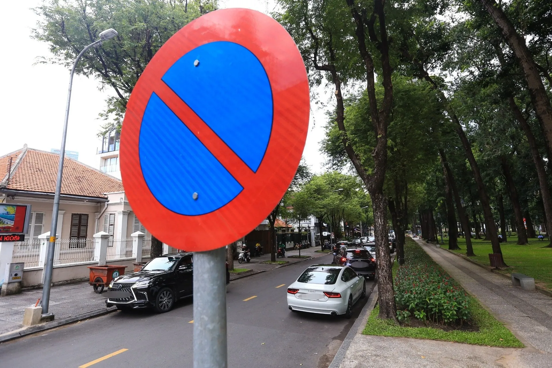 biển báo giao thông hình tròn 10 lỗi đỗ xe ở nơi có biển cấm đỗ