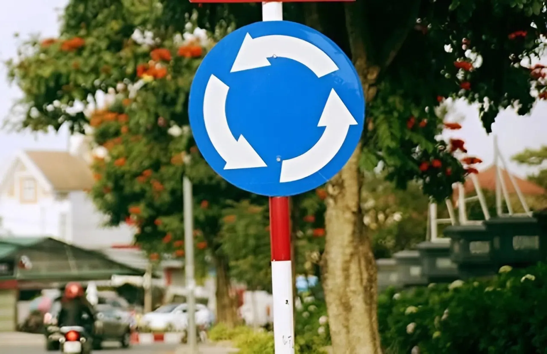 biển báo giao thông hình tròn 8 Biển báo hiệu lệnh nơi giao nhau chạy theo vòng xuyến