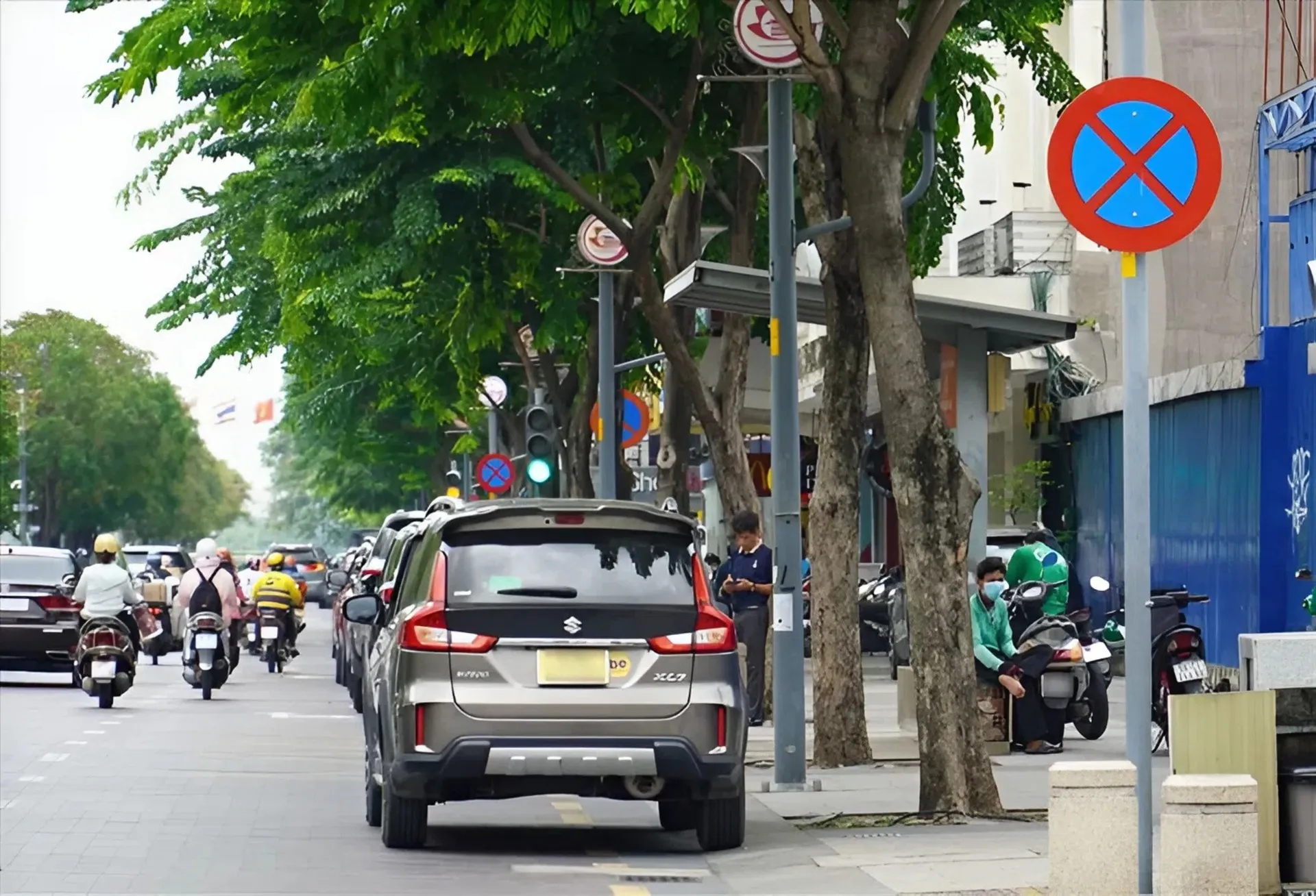 Phân biệt biển dừng, đỗ xe và biển cấm đỗ xe 