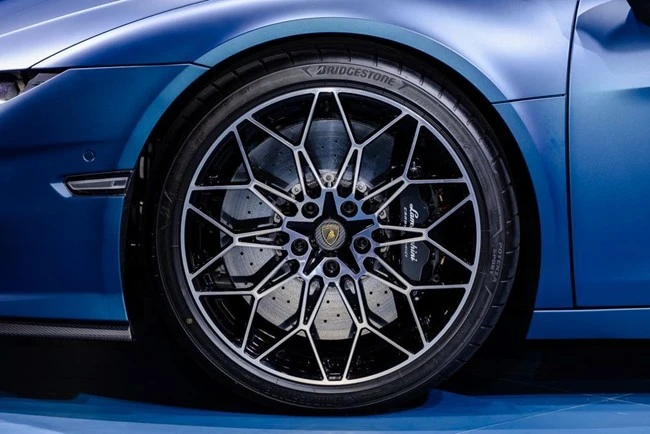 Bridgestone hợp tác với Lamborghini