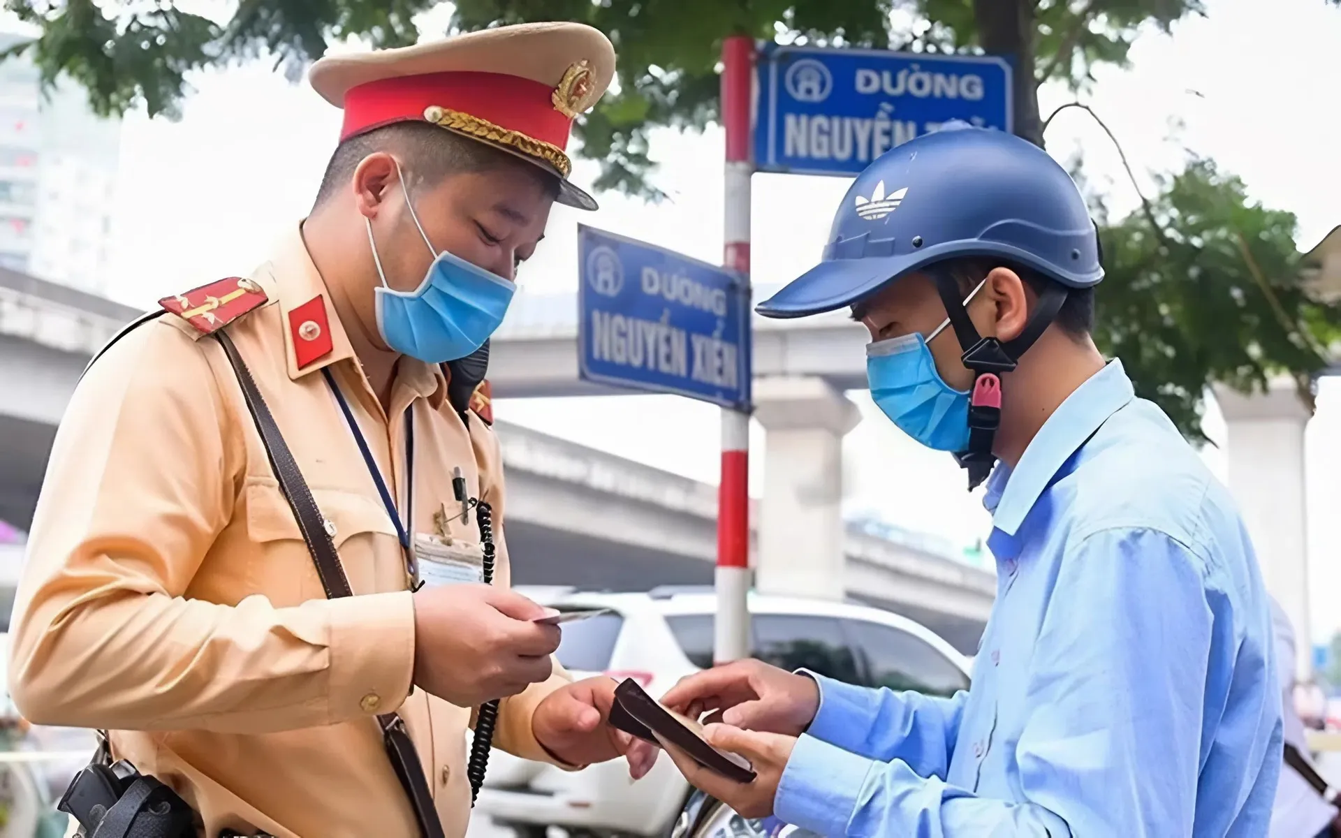 cà vẹt xe ảnh 3 lỗi không mang cà vẹt xe phạt bao nhiêu