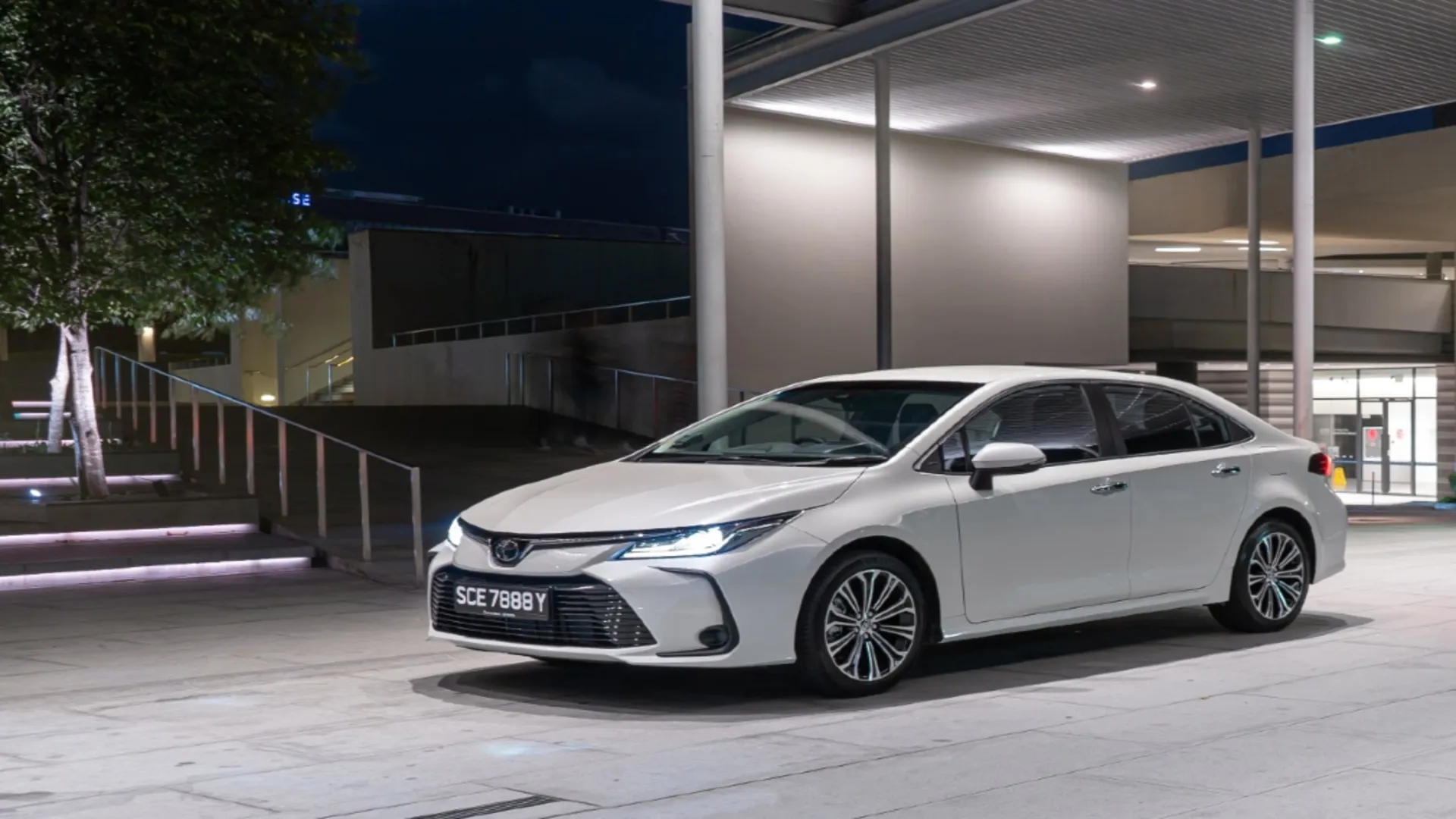 Các dòng xe sedan hạng c 4 Các dòng xe sedan hạng C được yêu thích - Toyota Corolla Altis