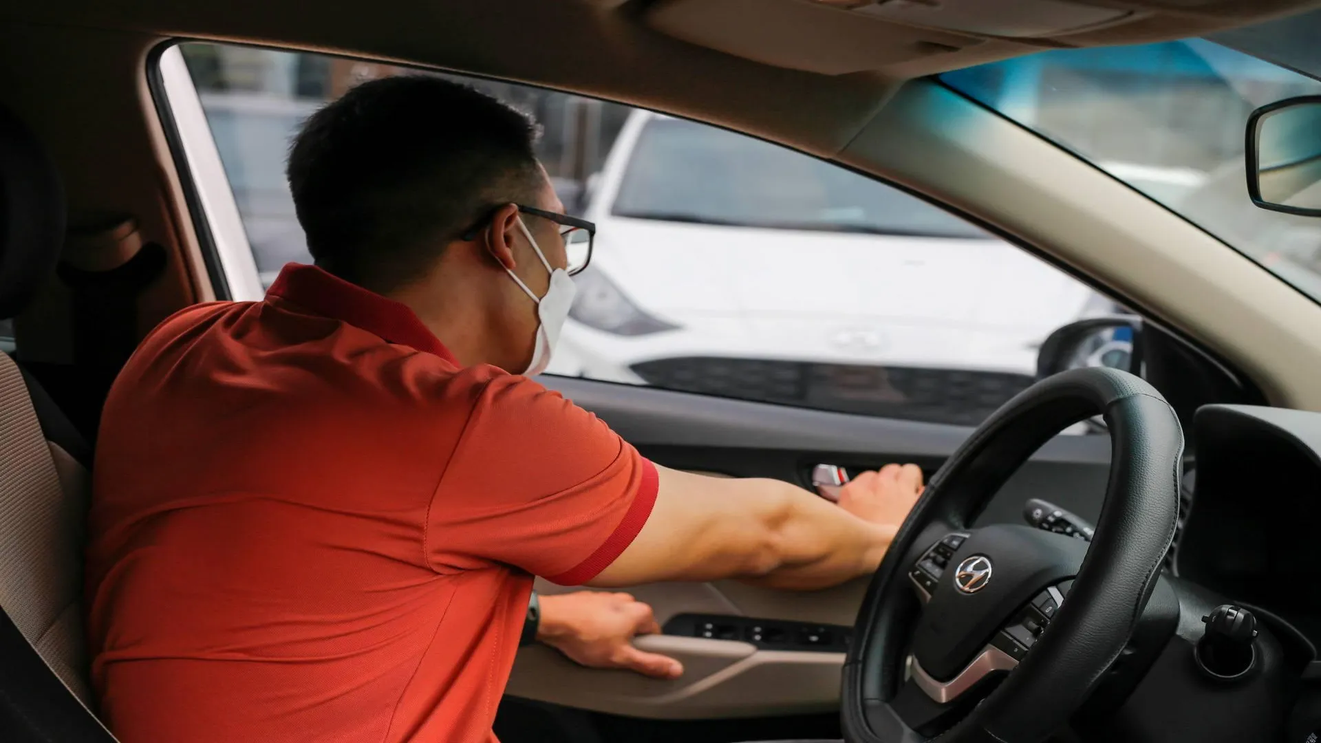 mở cửa từ bên trong đối với ghế người lái