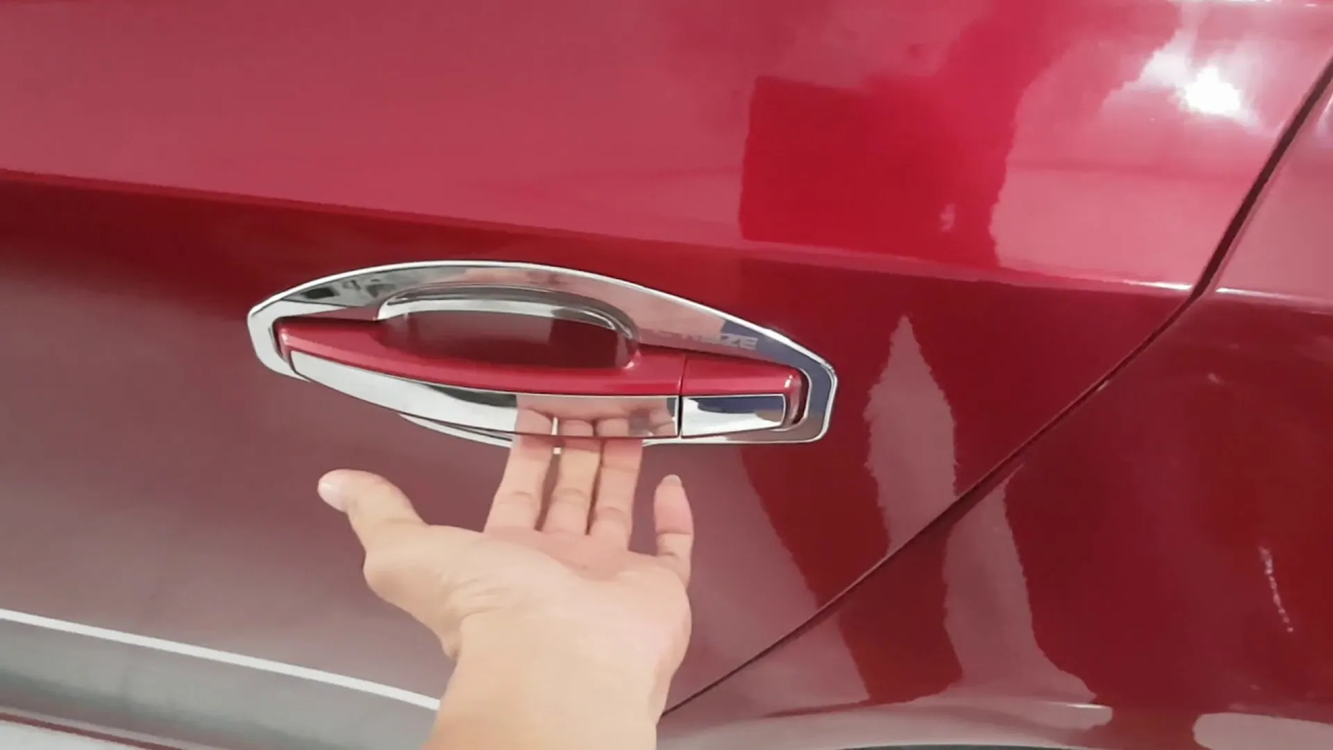 Cách mở cửa xe có khóa tự động