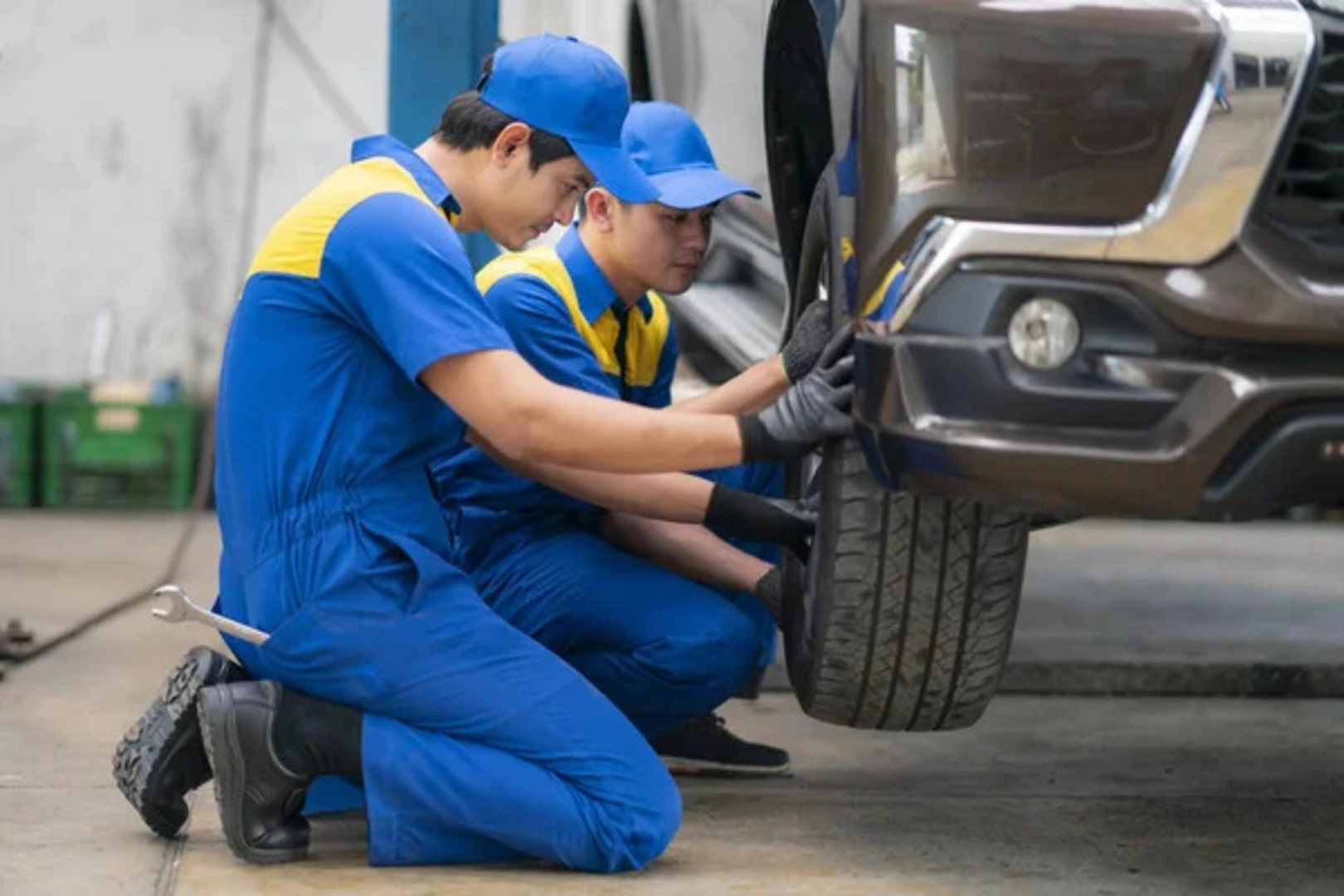 Một trong những cách nhận biết lốp ô tô có non không là đi bảo dưỡng lốp ô tô định kỳ