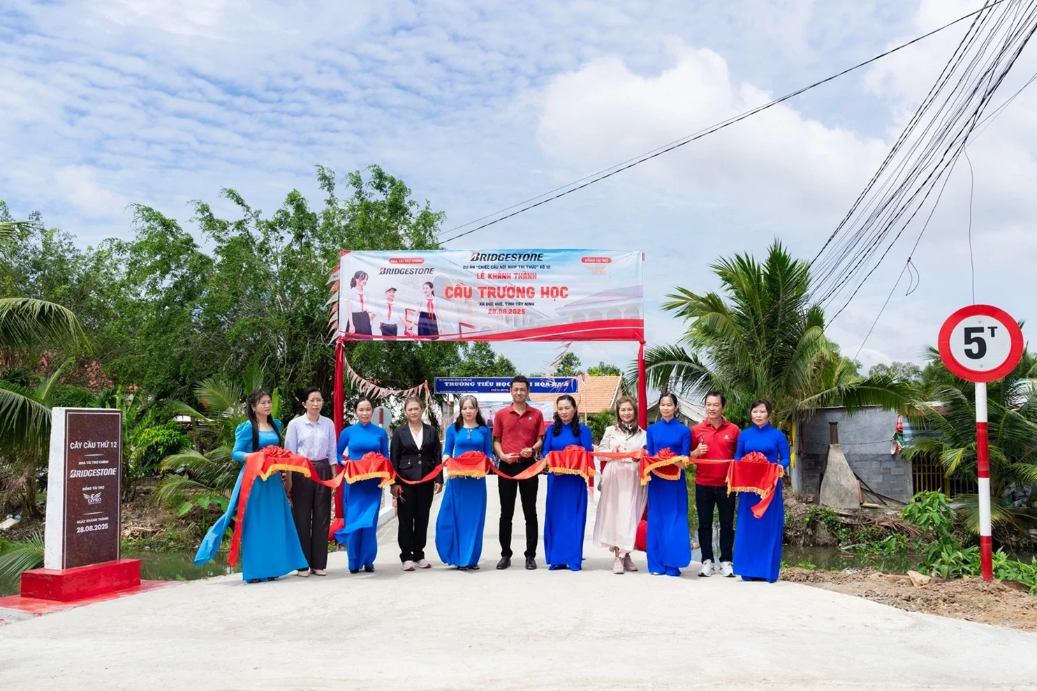 The ribbon-cutting ceremony of the Truong Hoc Bridge