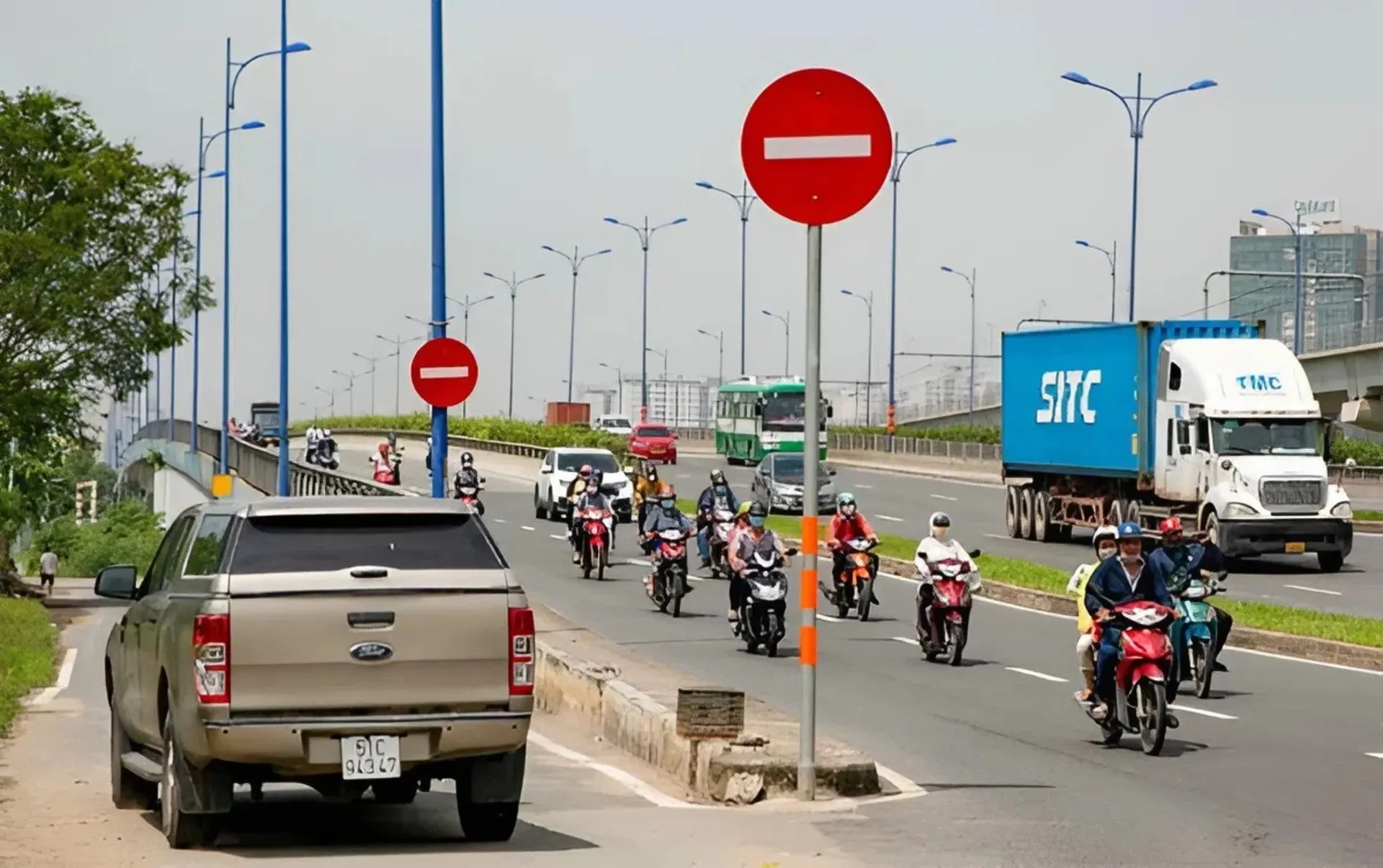 Xe ô tô đi ngược chiều phạt bao nhiêu 2025