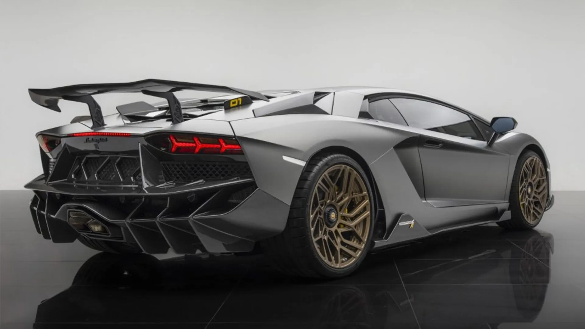 Thiết kế đuôi xe Lamborghini Aventador