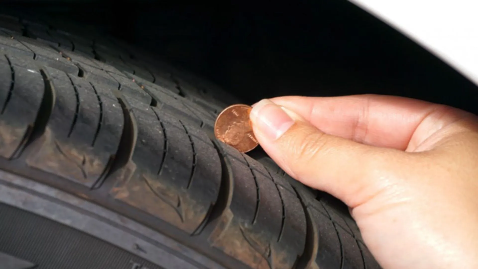 gai lốp xe là gì ảnh 11 đo độ sâu gai lốp bằng đồng xu