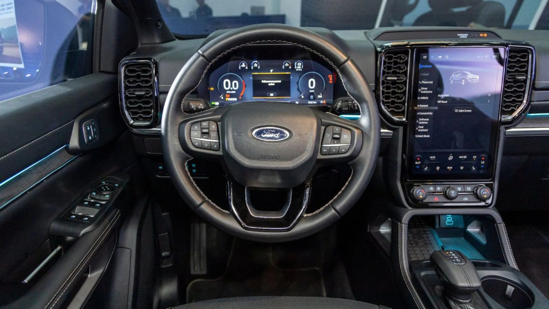 giá xe ford everest ảnh số 10 khoang lái Ford Everest
