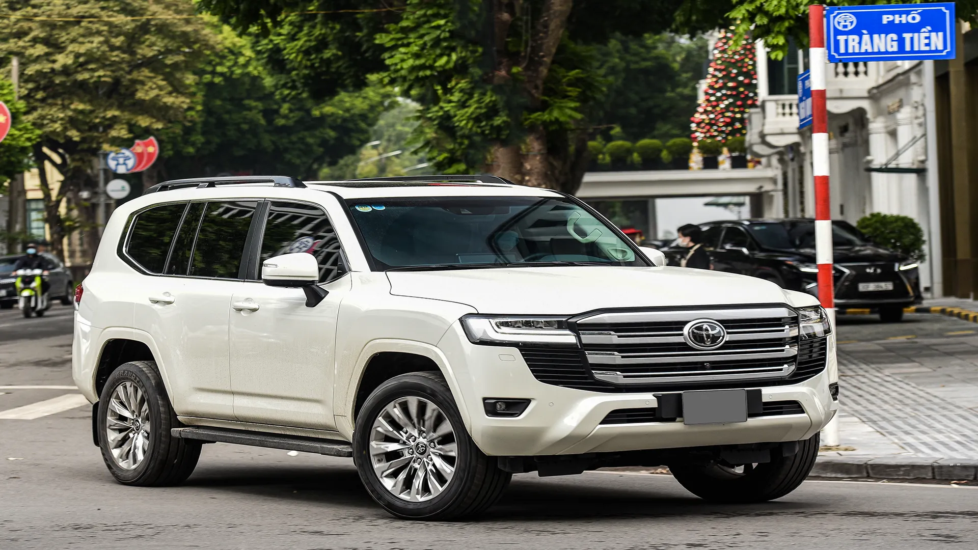 So sánh giá xe Land Cruiser và các thương hiệu khác