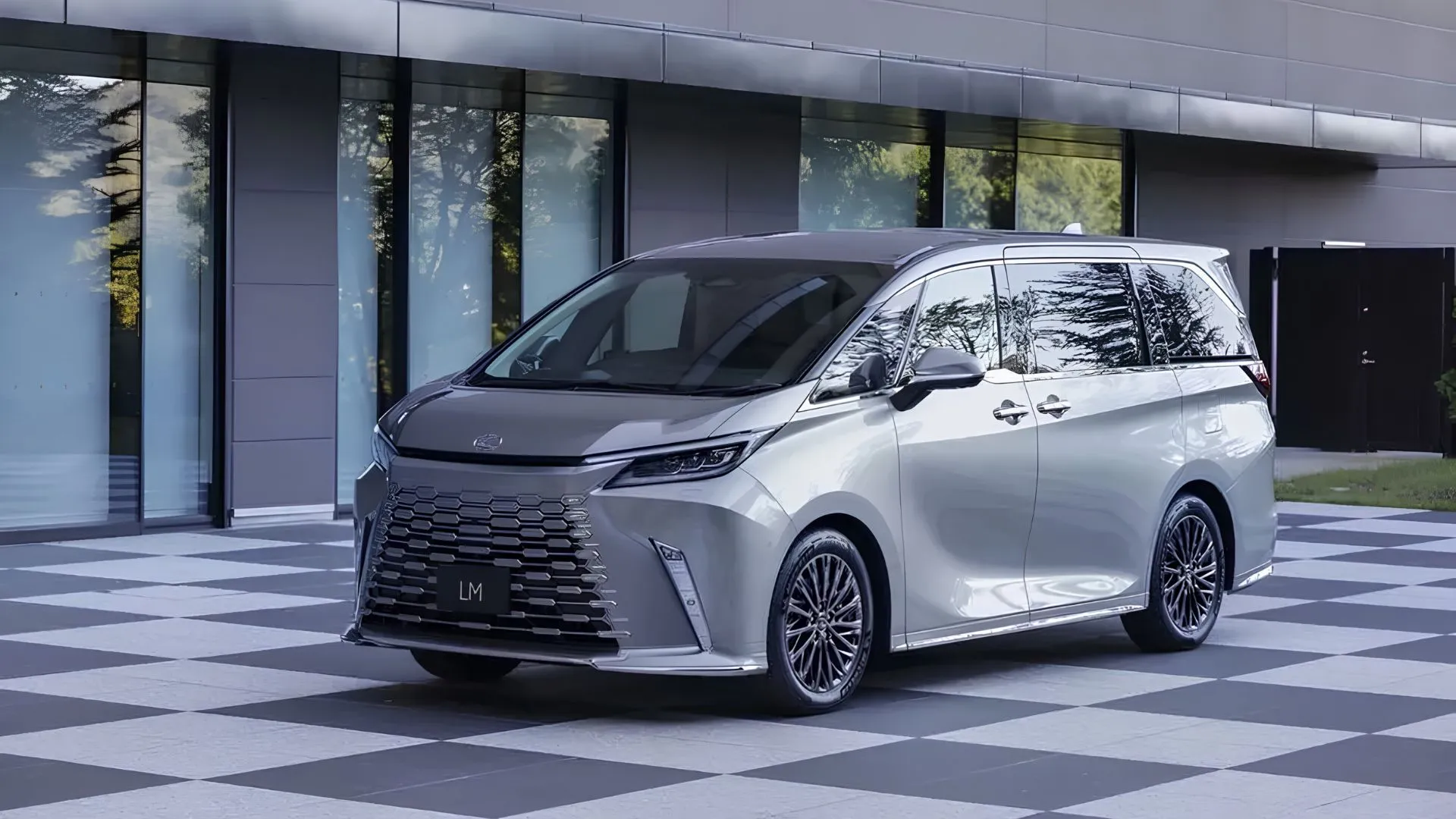 Giá xe Lexus LM 500h từ 7 tỷ