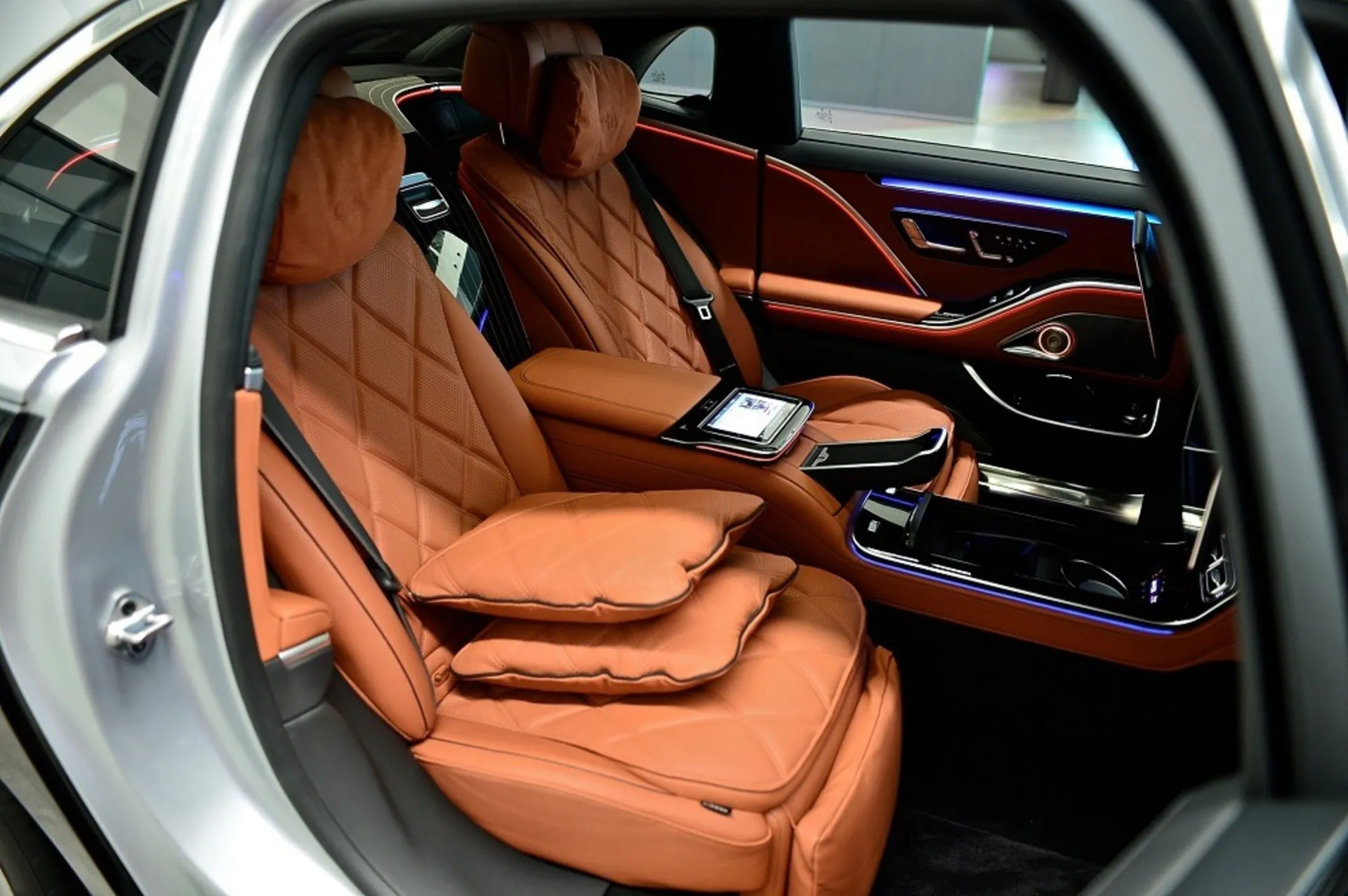 Giá xe Maybach 10 Ghế ngồi và khoang hành lý của Mercedes Maybach