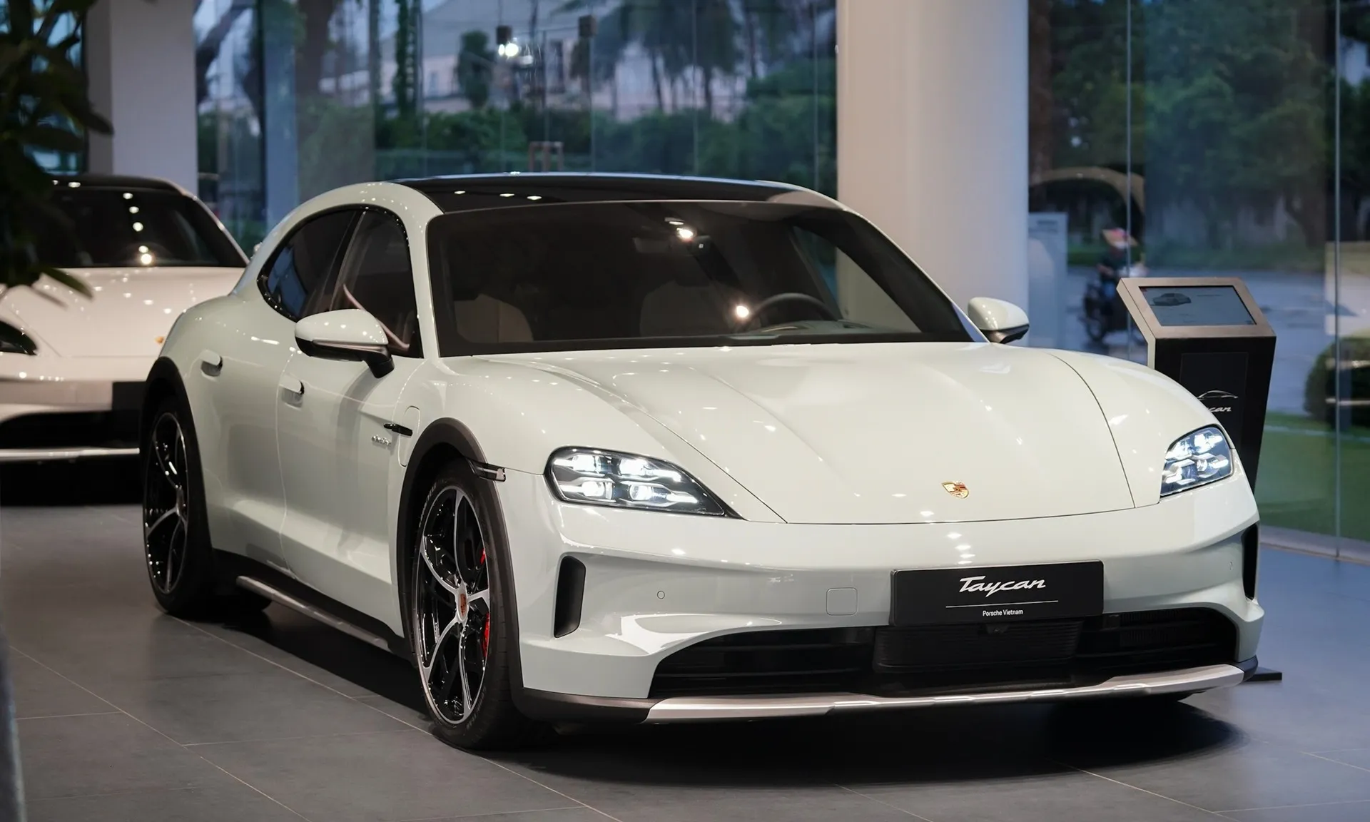 Mẫu xe điện Porsche Taycan 2024