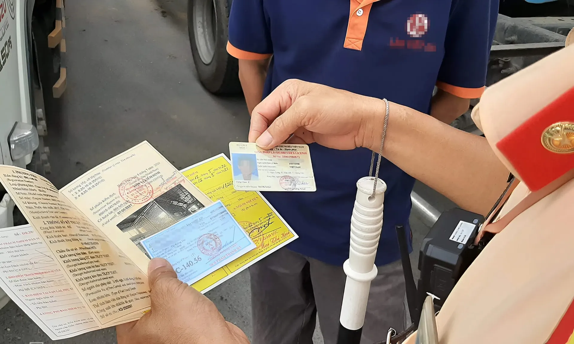 giấy tờ xe 6 Lỗi không mang giấy tờ xe ô tô, xe máy