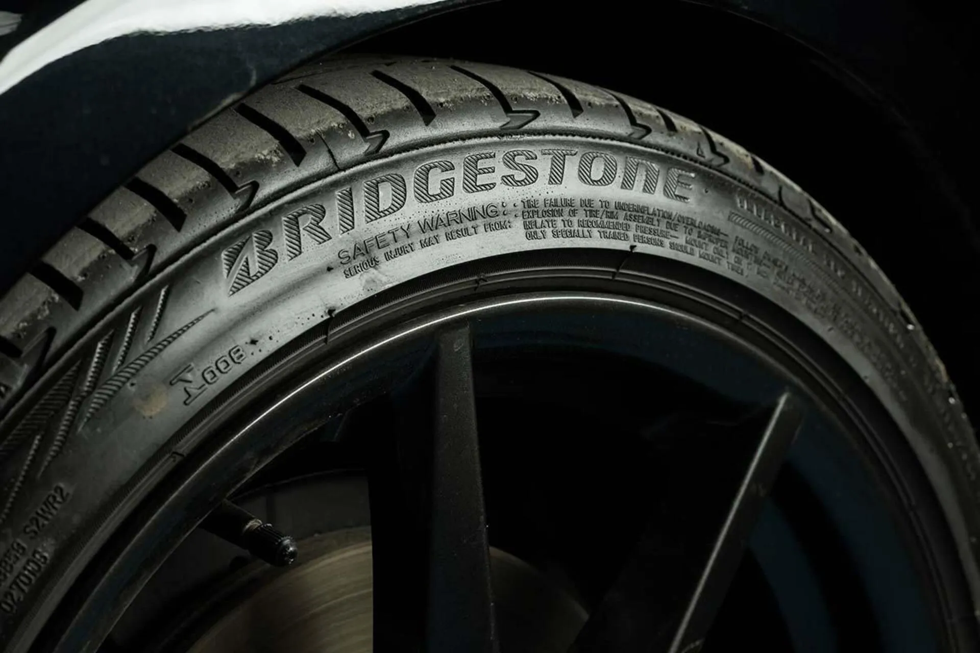 Khi nào nên thay lốp xe ô tô 2 Các dấu hiệu cho thấy độ mòn của lốp xe