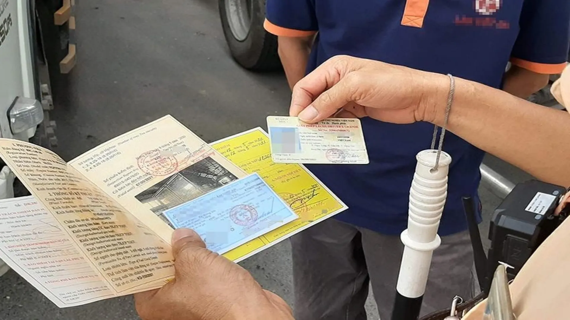 Không bằng lái phạt bao nhiêu 3 Người điều khiển xe cần mang theo giấy tờ gì khi tham gia giao thông?