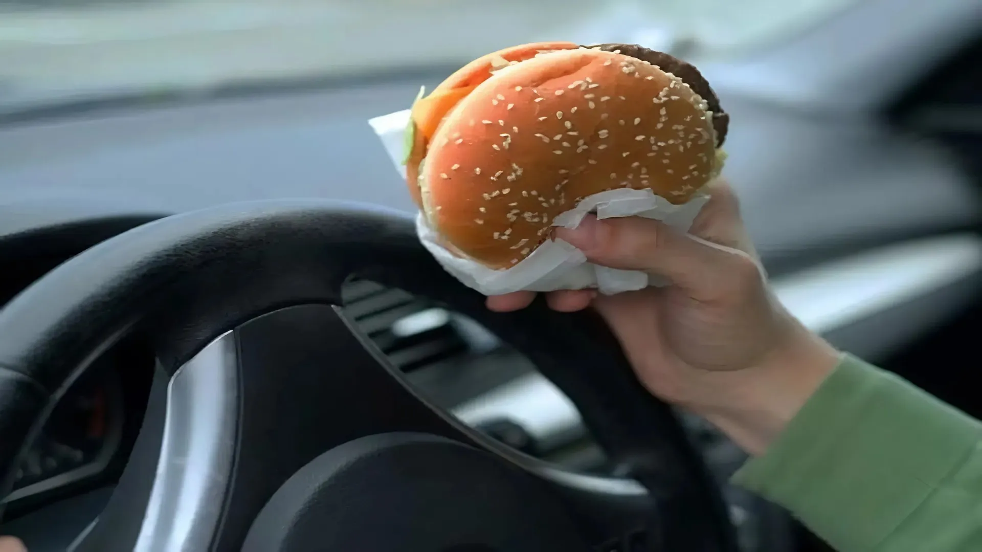 Thức ăn vụn lâu ngày có thể gây mùi khó chịu cho xe ô tô