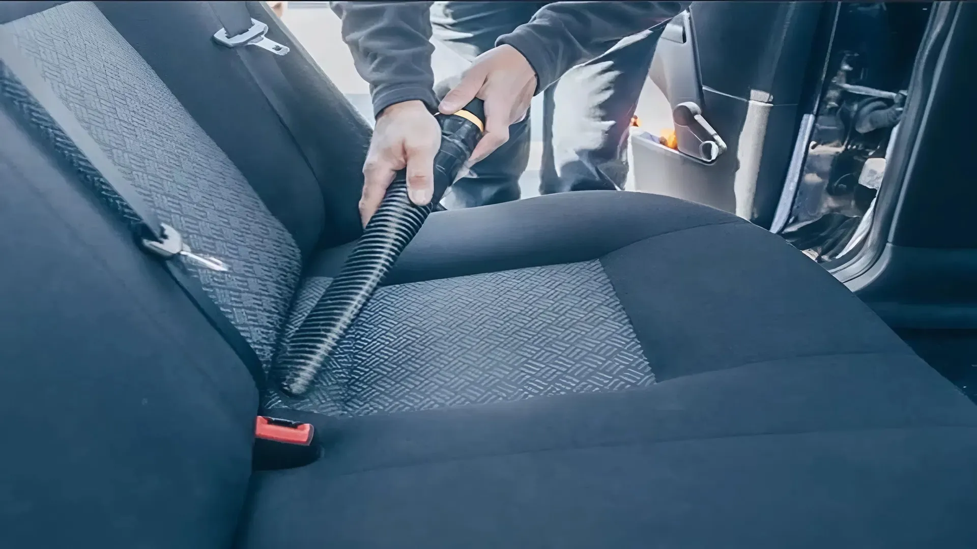 Khử mùi ô tô hiệu quả bằng máy hút bụi