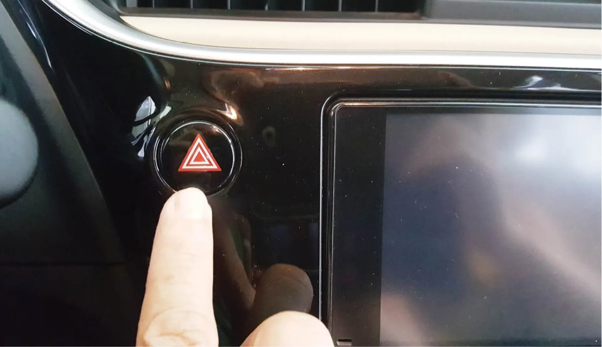 kiểm tra độ mòn của lốp như thế nào cho đúng ảnh 1 Bật tín hiệu cảnh báo