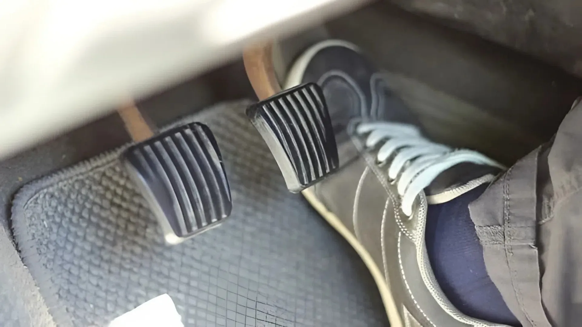 lái xe an toàn 1 Đạp phanh thả ga, đạp ga thả phanh