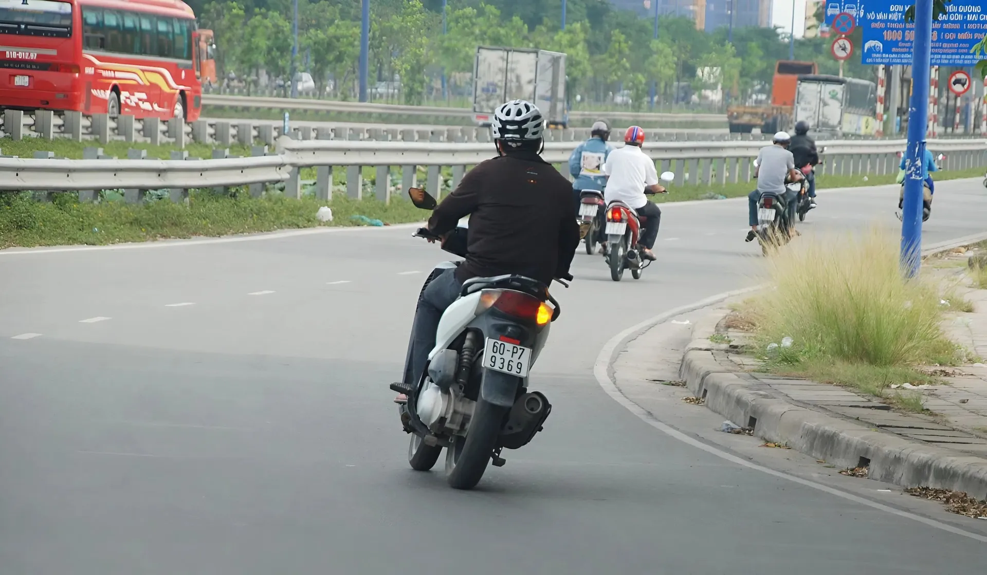 lái xe an toàn 4 Bật xi-nhan trước khi rẽ hoặc chuyển làn