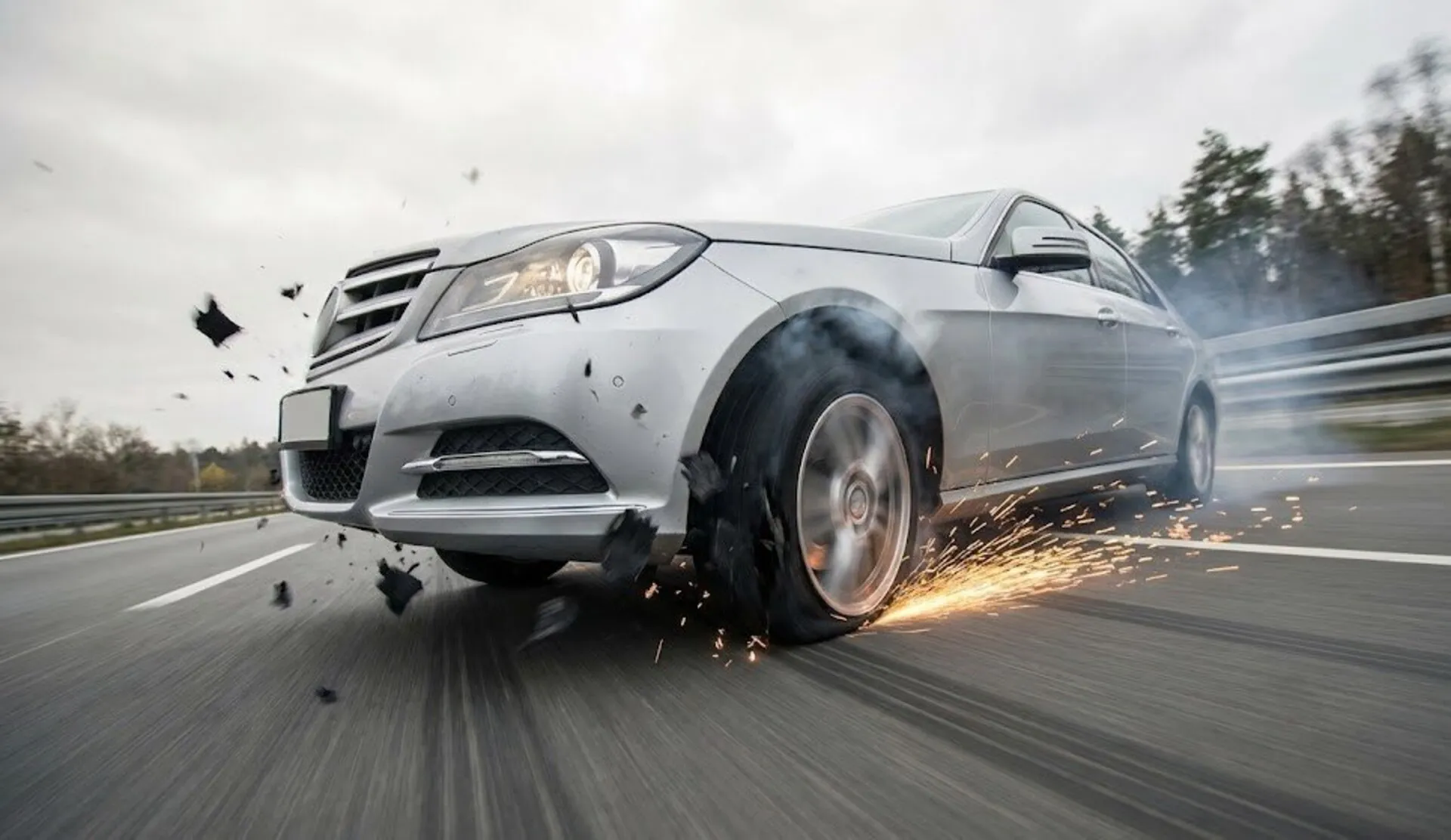 Cách xử lý an toàn khi lốp xe bất ngờ bị nổ