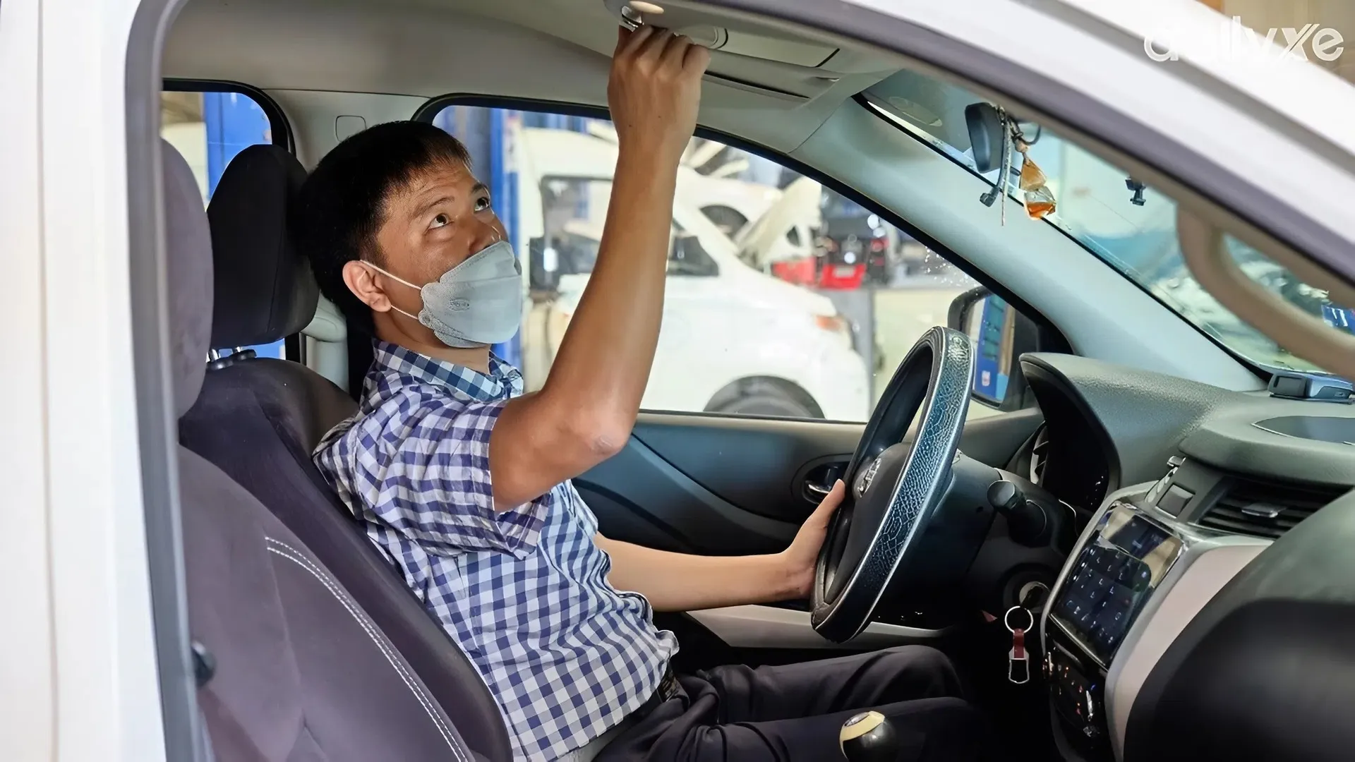 Lái xe đêm 13 kiểm tra tình trạng xe trước mỗi chuyến đi