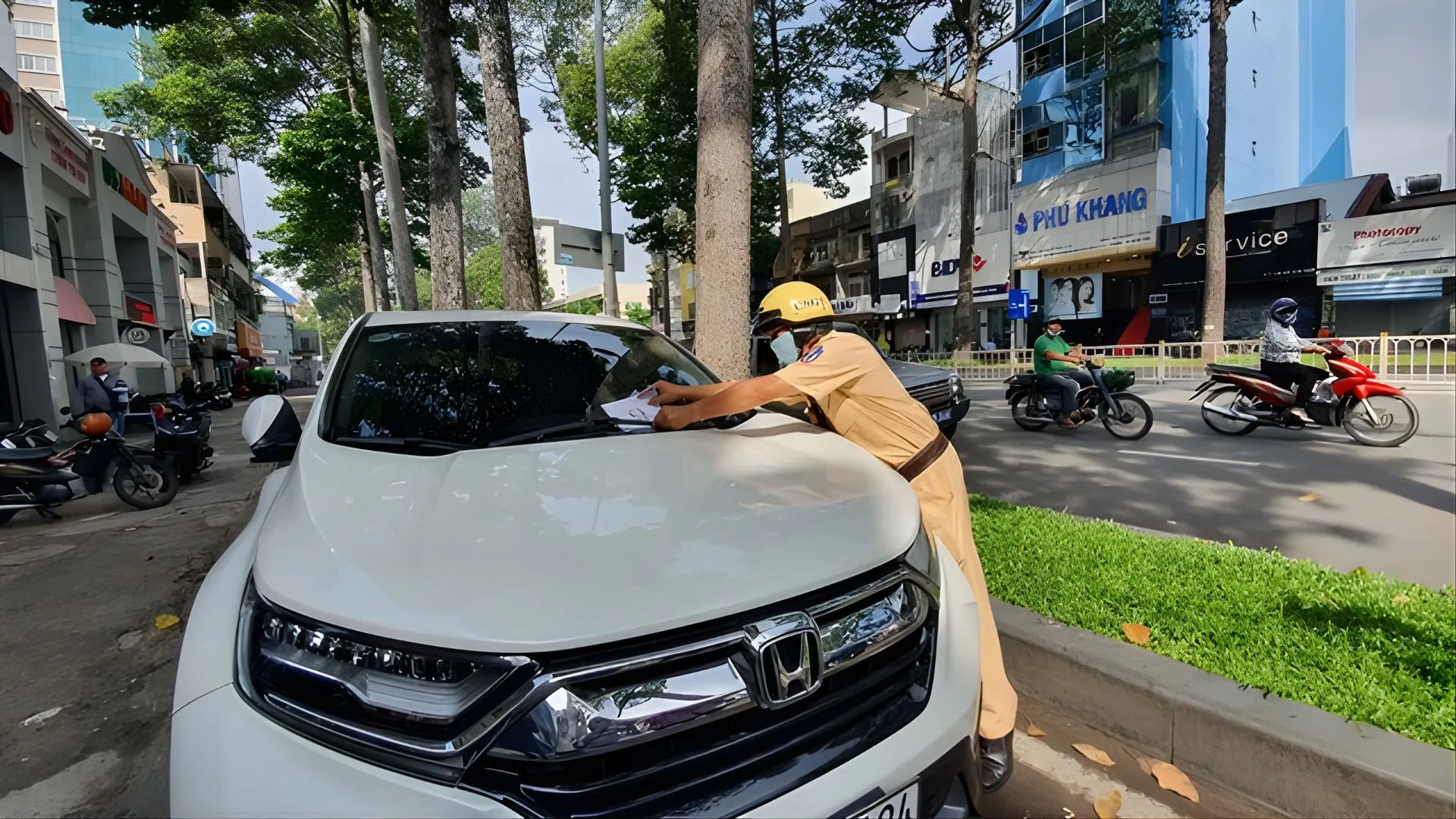 Xử phạt lỗi dừng, đỗ xe máy sai quy định 2025