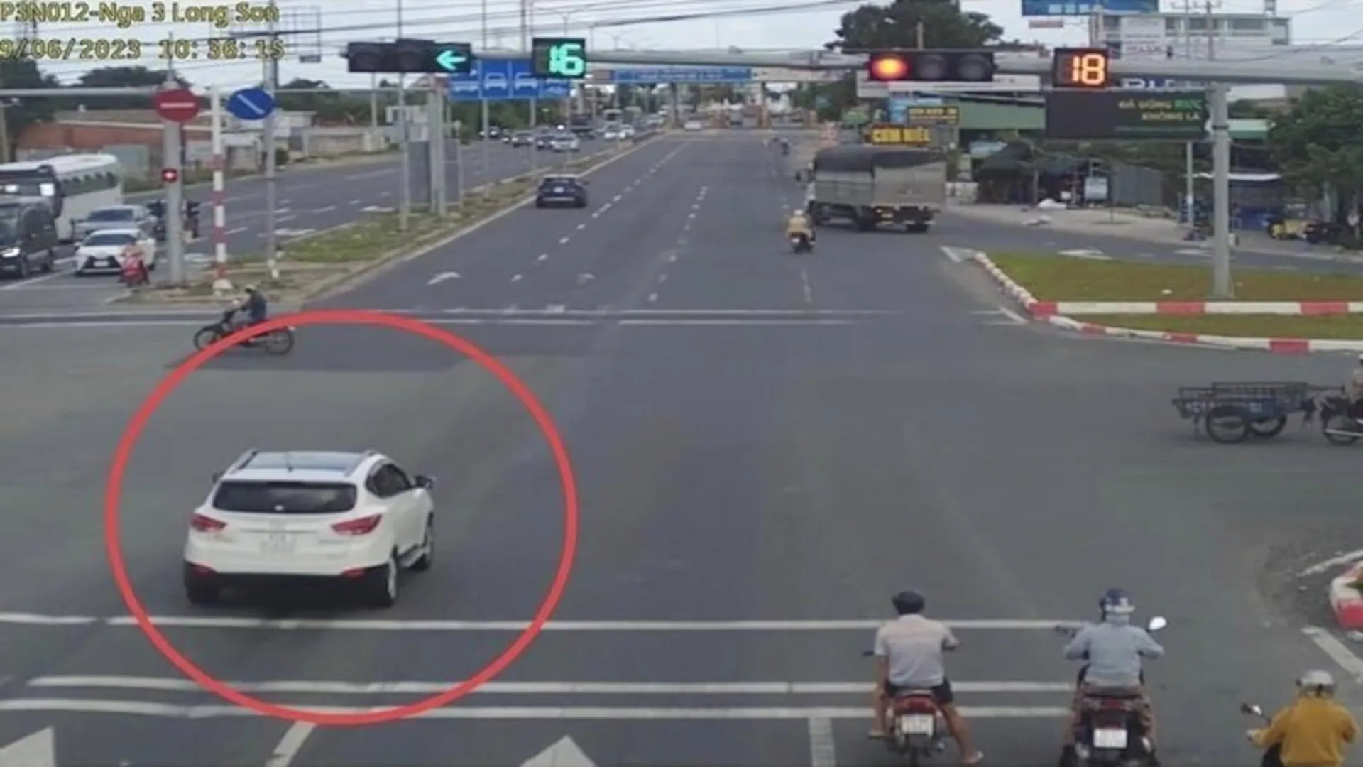 Ô tô vượt đèn đỏ phạt bao nhiêu tiền?