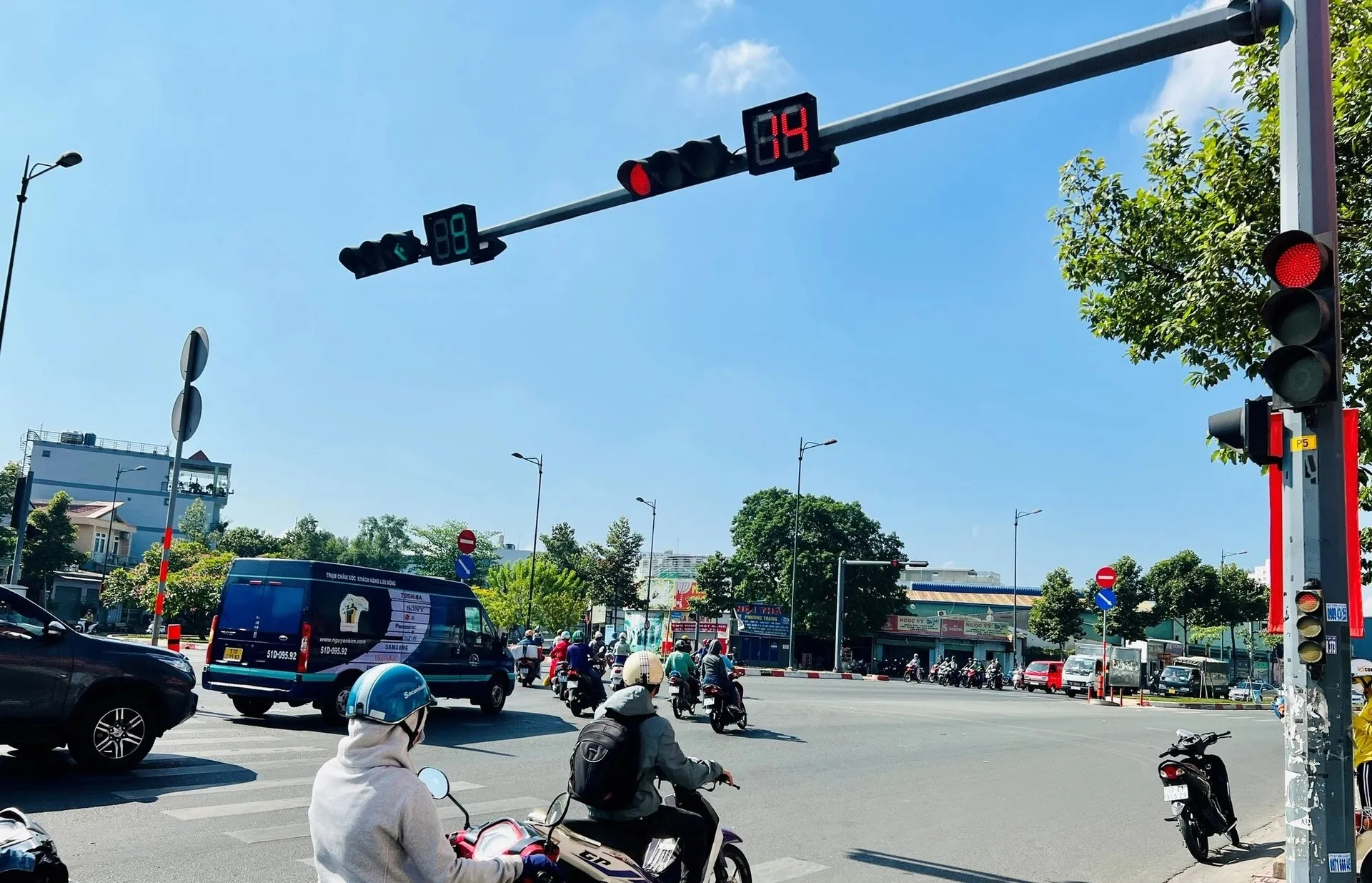 Rẽ phải khi đèn đỏ mà không có biển cho phép có thể bị phạt tới 20 triệu đồng và trừ điểm GPLX