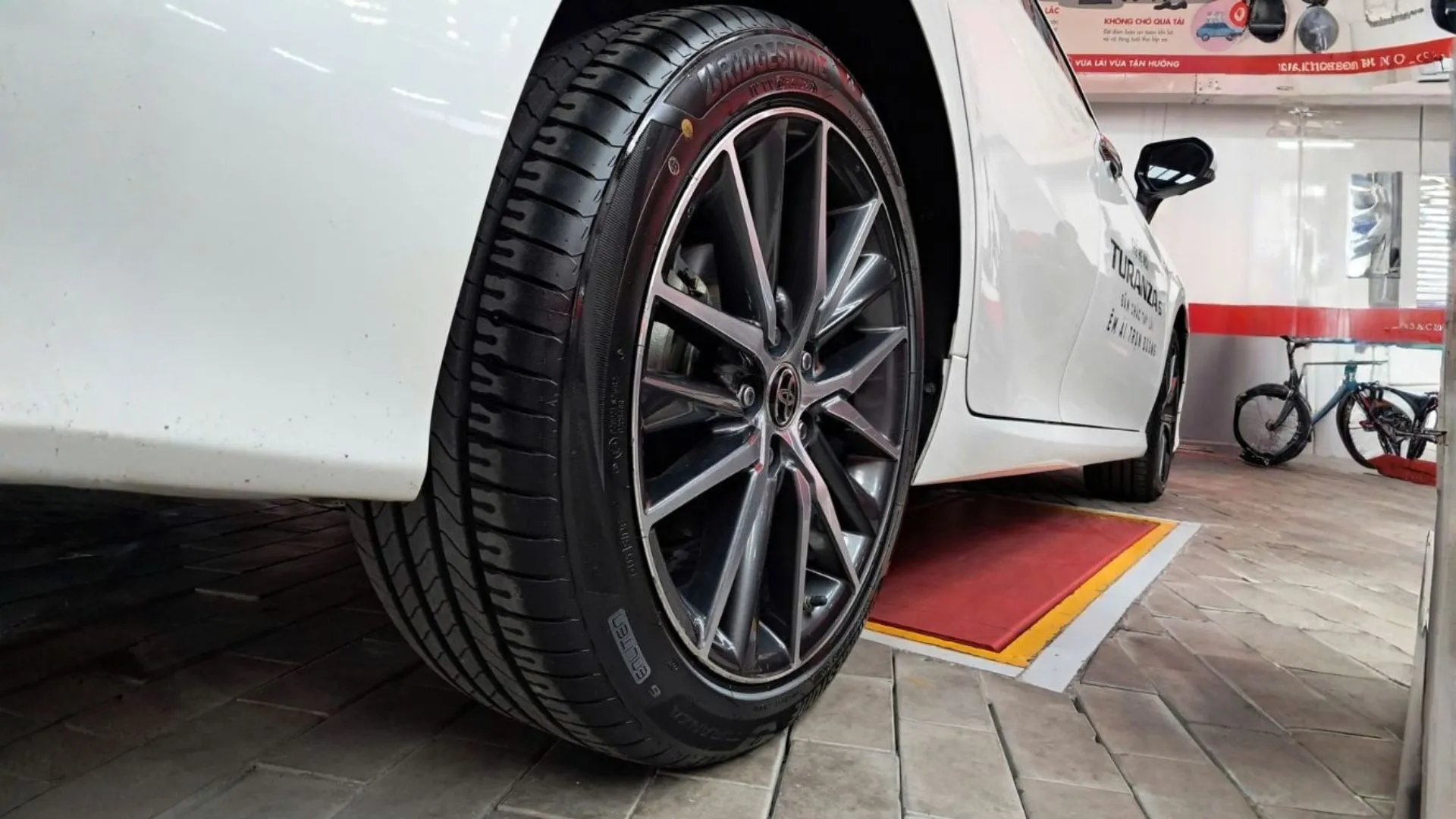 lốp xe ô tô ảnh 1 lốp xe ô tô