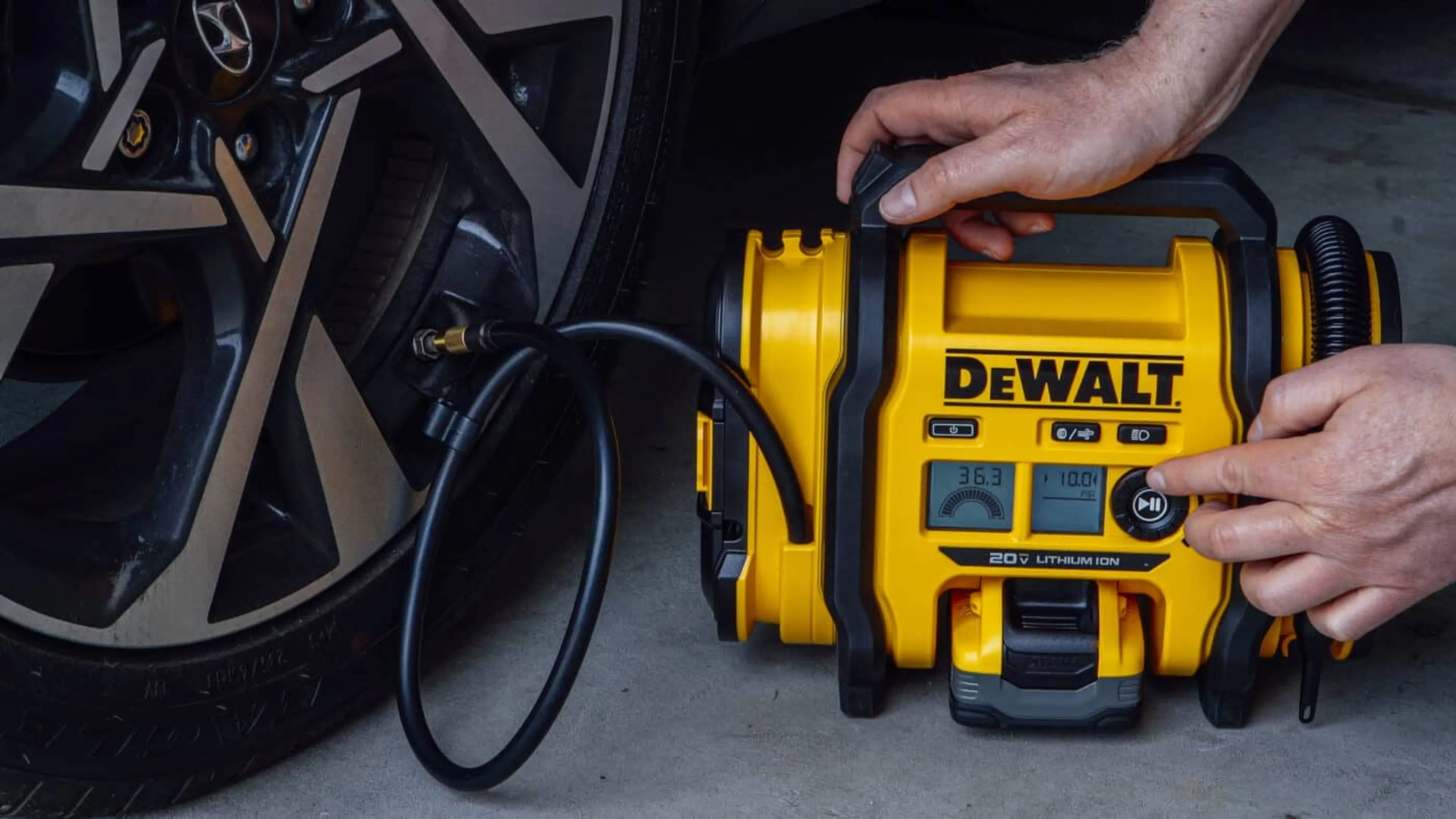 máy bơm lốp ô tô DeWalt