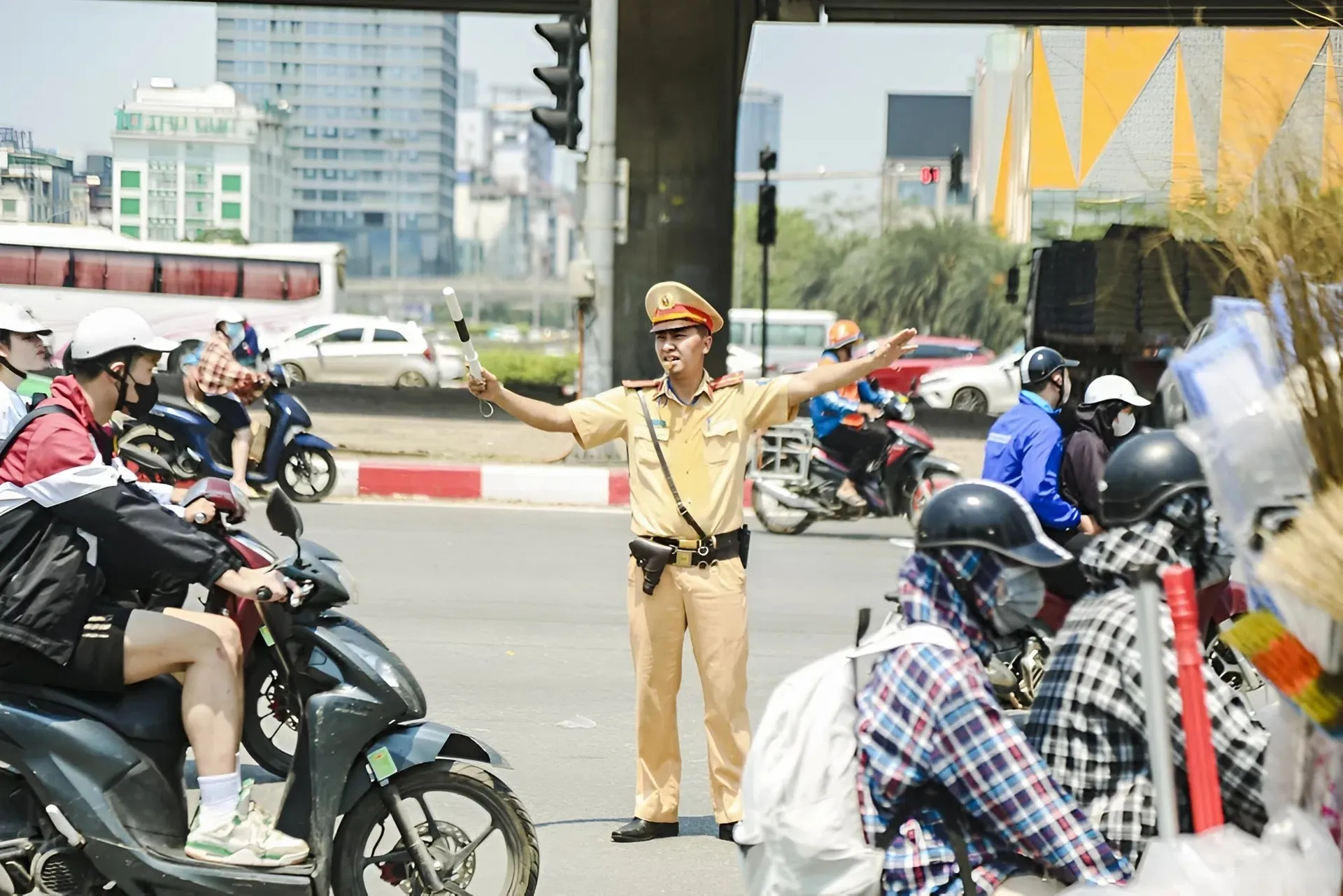 Rẽ phải khi đèn đỏ theo hiệu lệnh của CSGT là hợp lệ