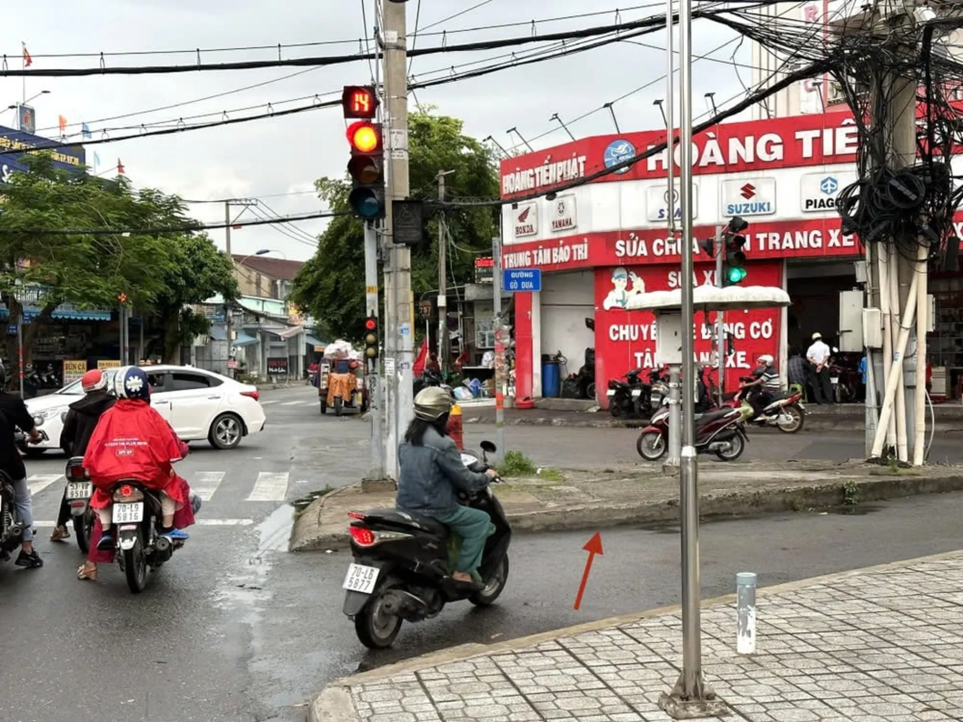 Có tiểu đảo phân luồng riêng xe được rẽ phải trước đèn đỏ