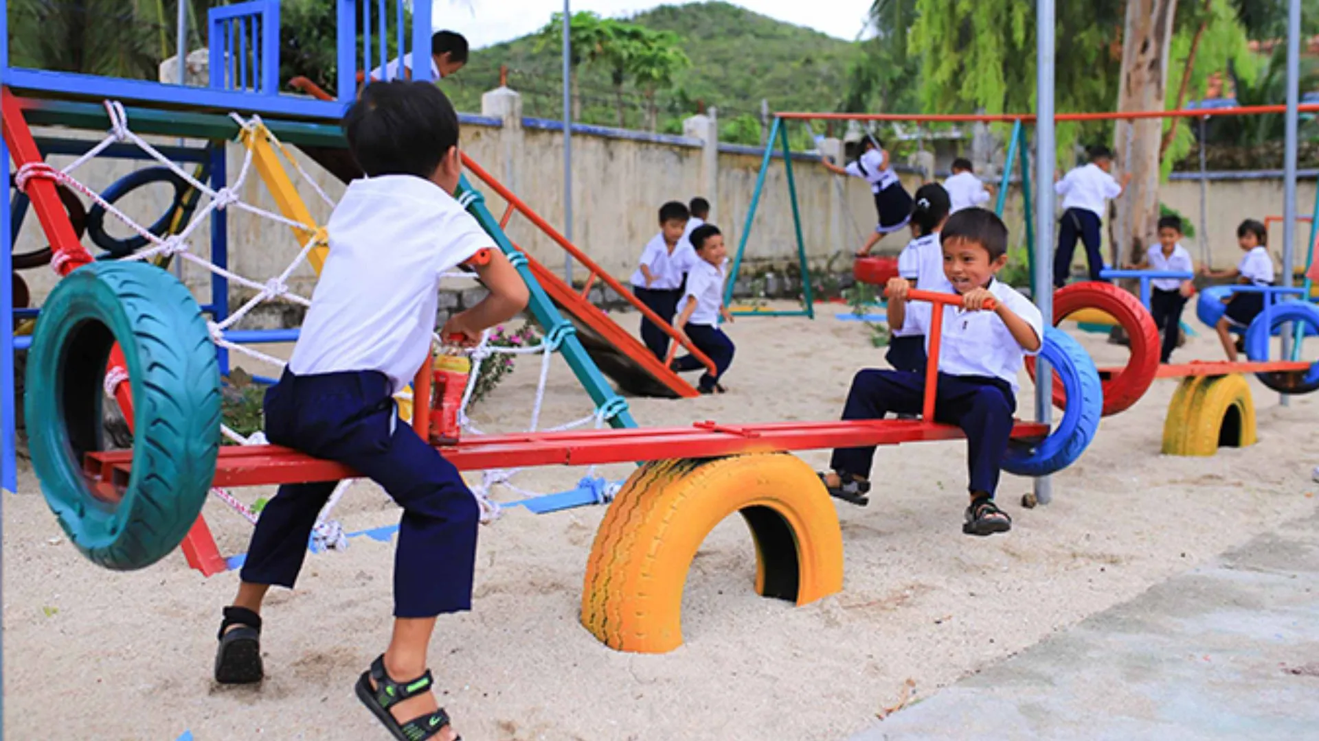 trang trí lốp xe trồng hoa ảnh 7 tái chế lốp xe cũ làm khu vui chơi trẻ em