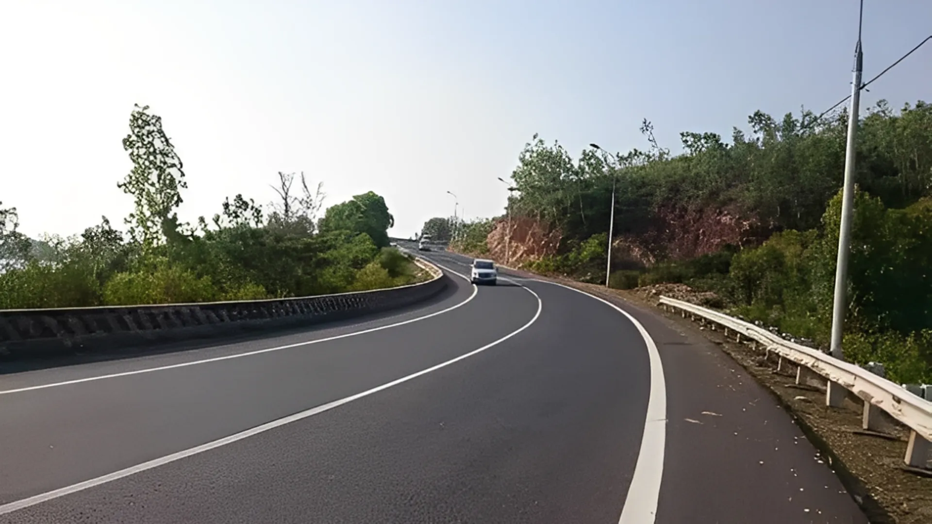 Vạch kẻ đường màu trắng nét liền