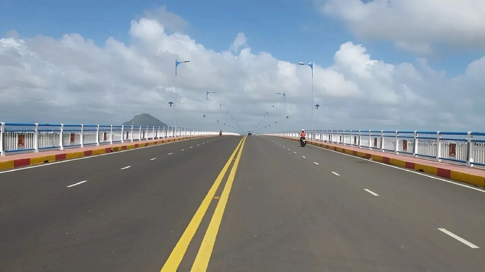 2 vạch liền màu vàng