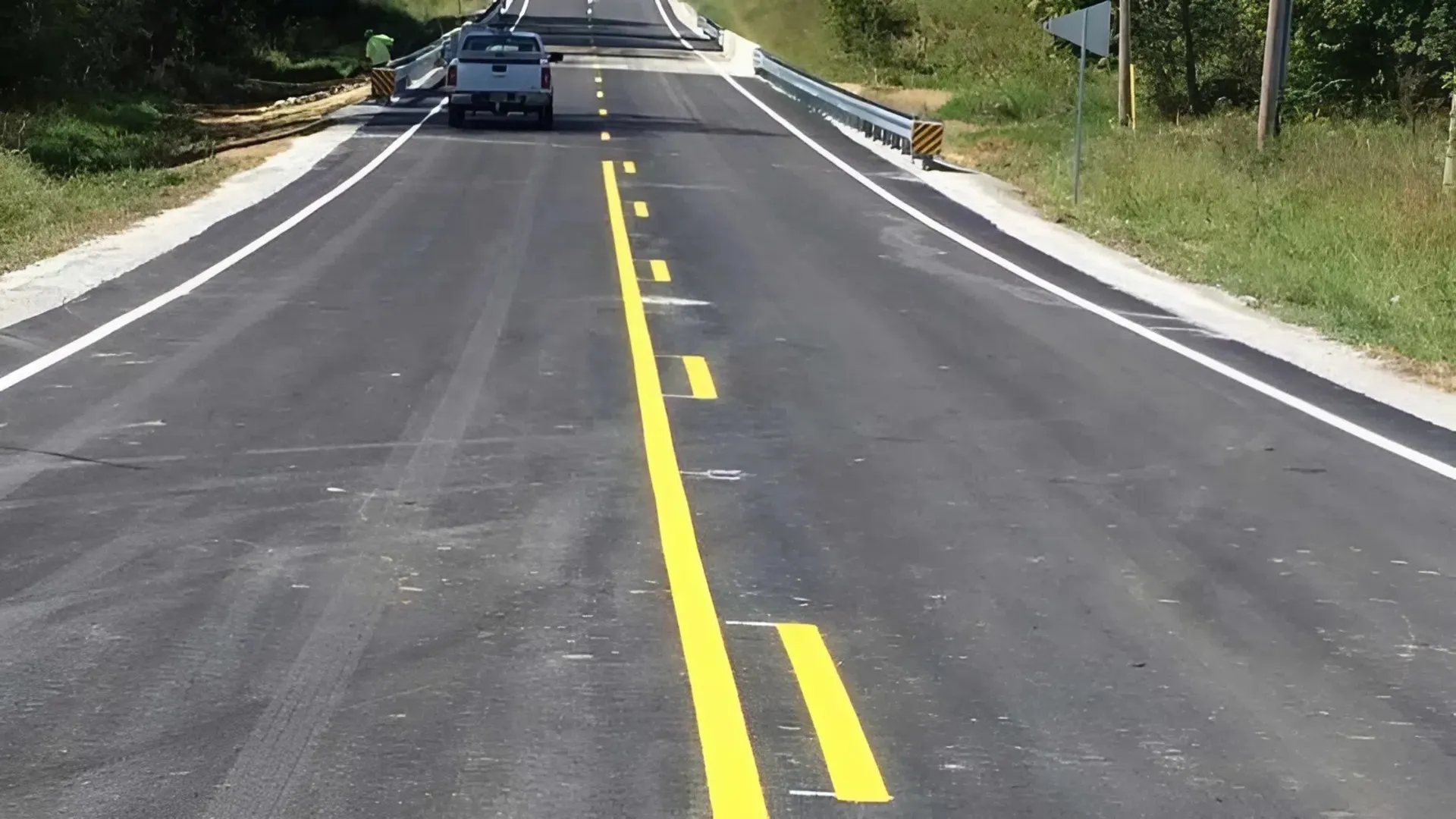 Vạch kẻ đường màu vàng một nét liền và một nét đứt