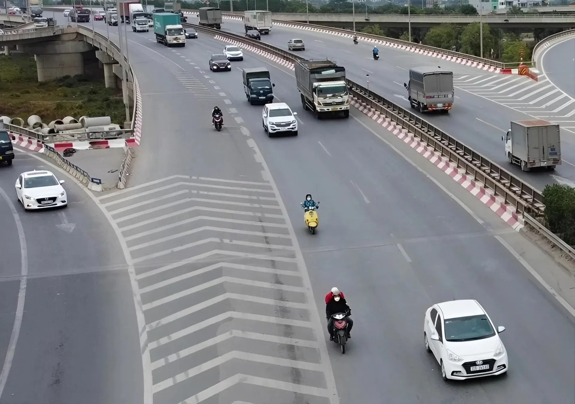 vạch xương cá 3 Vạch xương cá tại cầu vượt