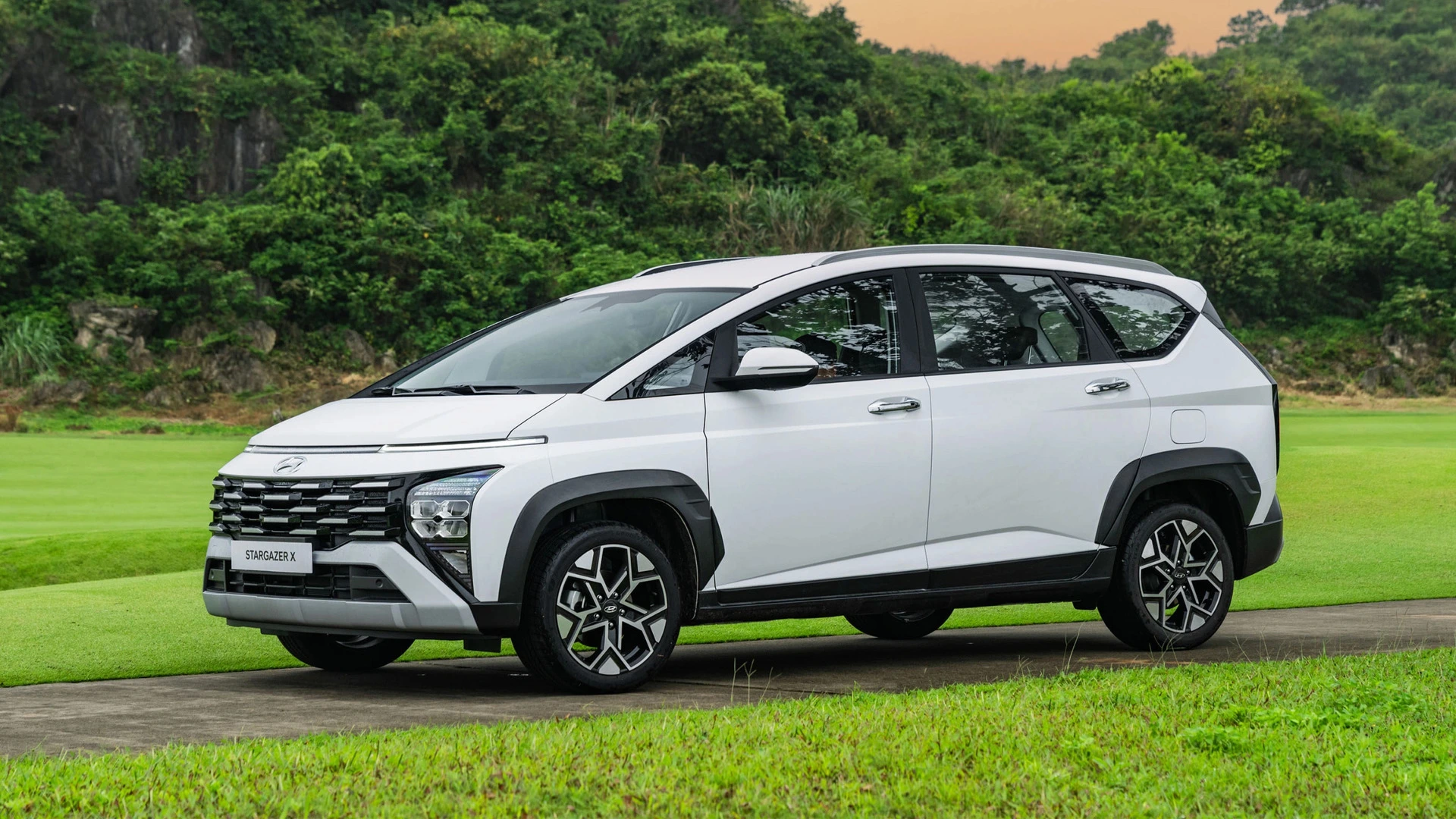 xe 7 chỗ nên mua hãng nào 11 Hyundai Stargazer
